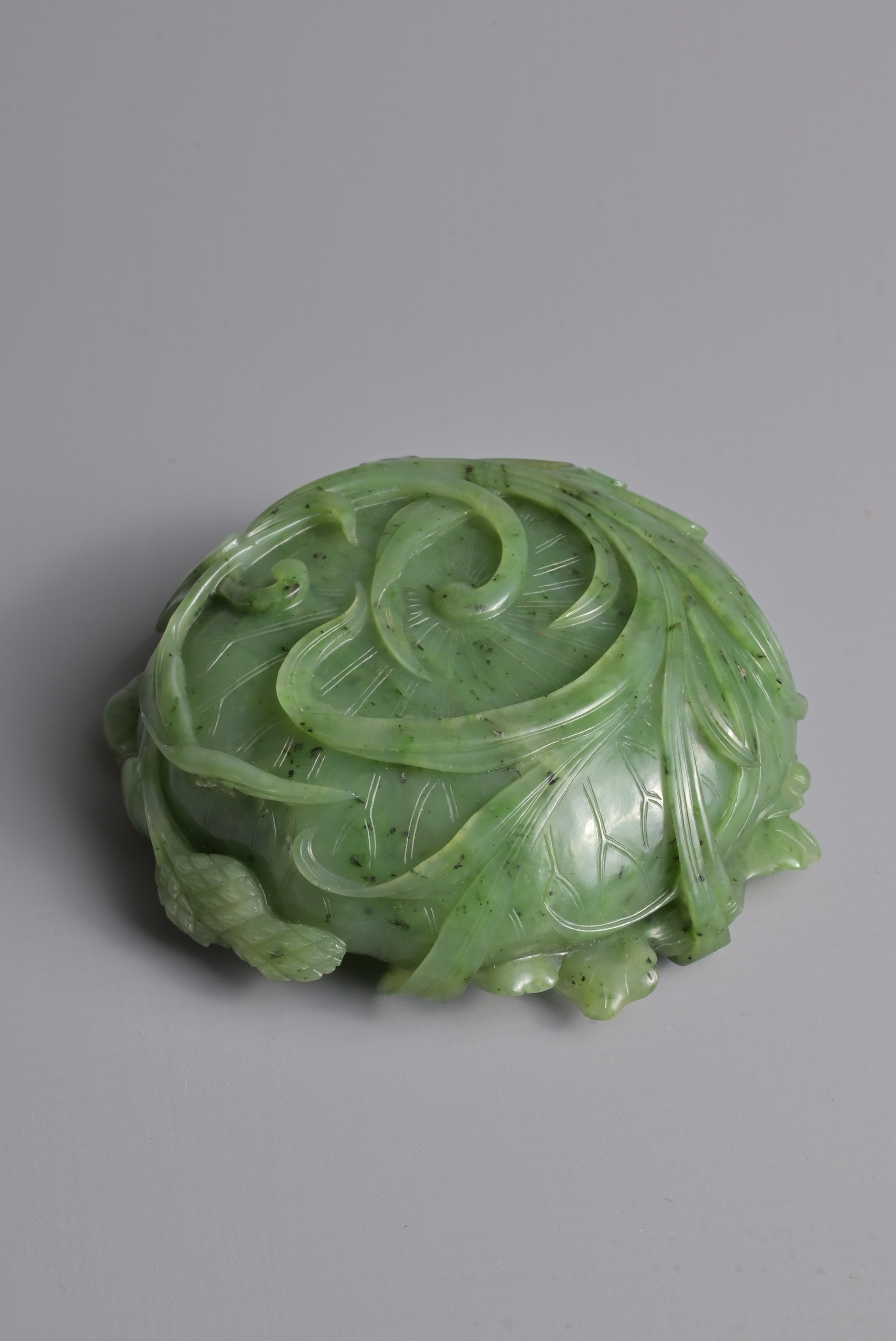 A FINE CHINESE SPINACH GREEN JADE BRUSH WASHER, QING DYNASTY. Finely carved shallow brush washer - Bild 7 aus 30