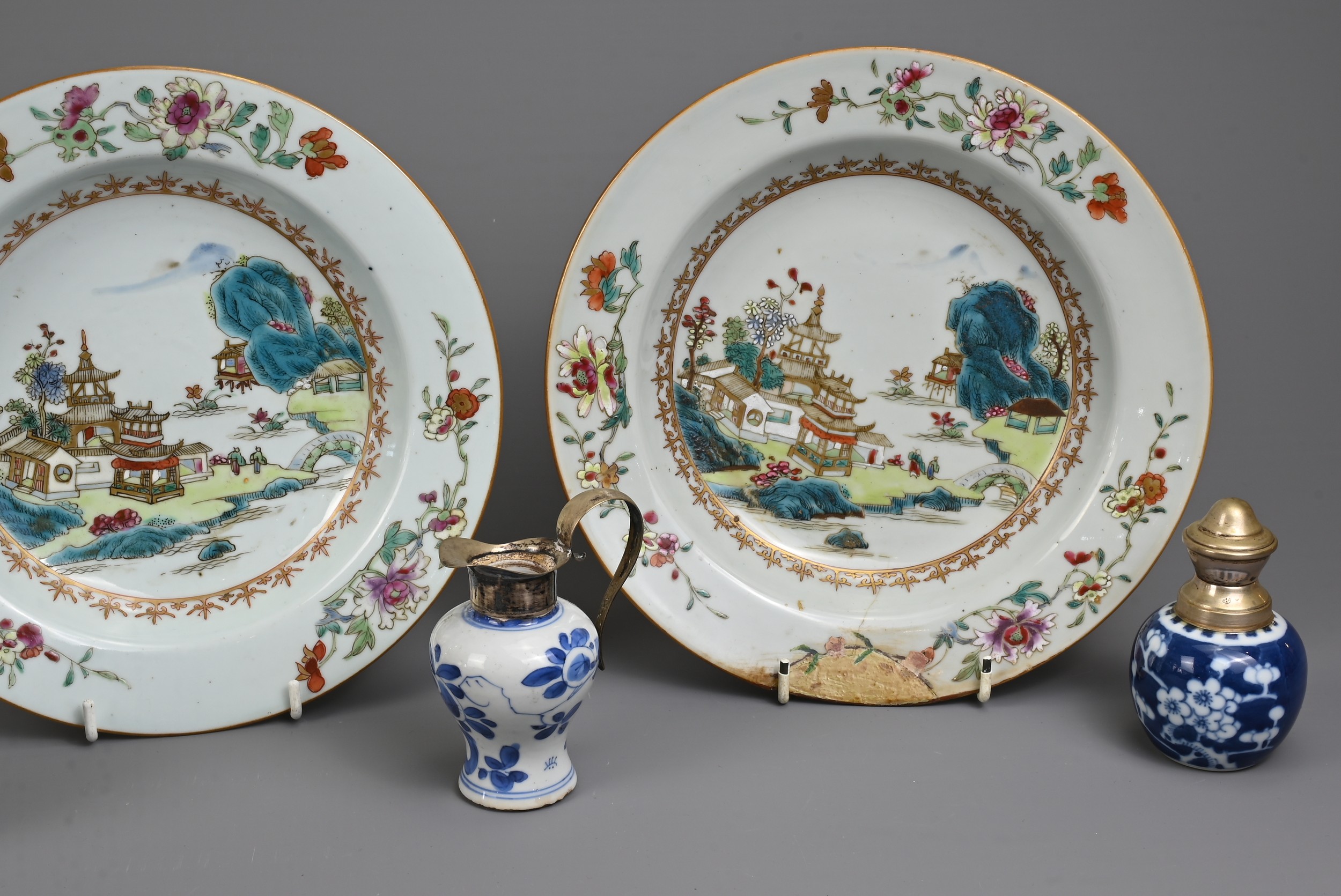 A GROUP OF CHINESE PORCELAIN ITEMS, 18-20TH CENTURY. To include a pair of famille rose shallow bowls - Image 3 of 6