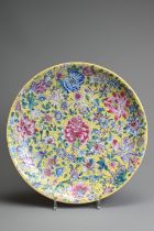 A LARGE CHINESE MILLEFLEUR DECORATED PORCELAIN DISH, 20TH CENTURY. Decorated with various floral