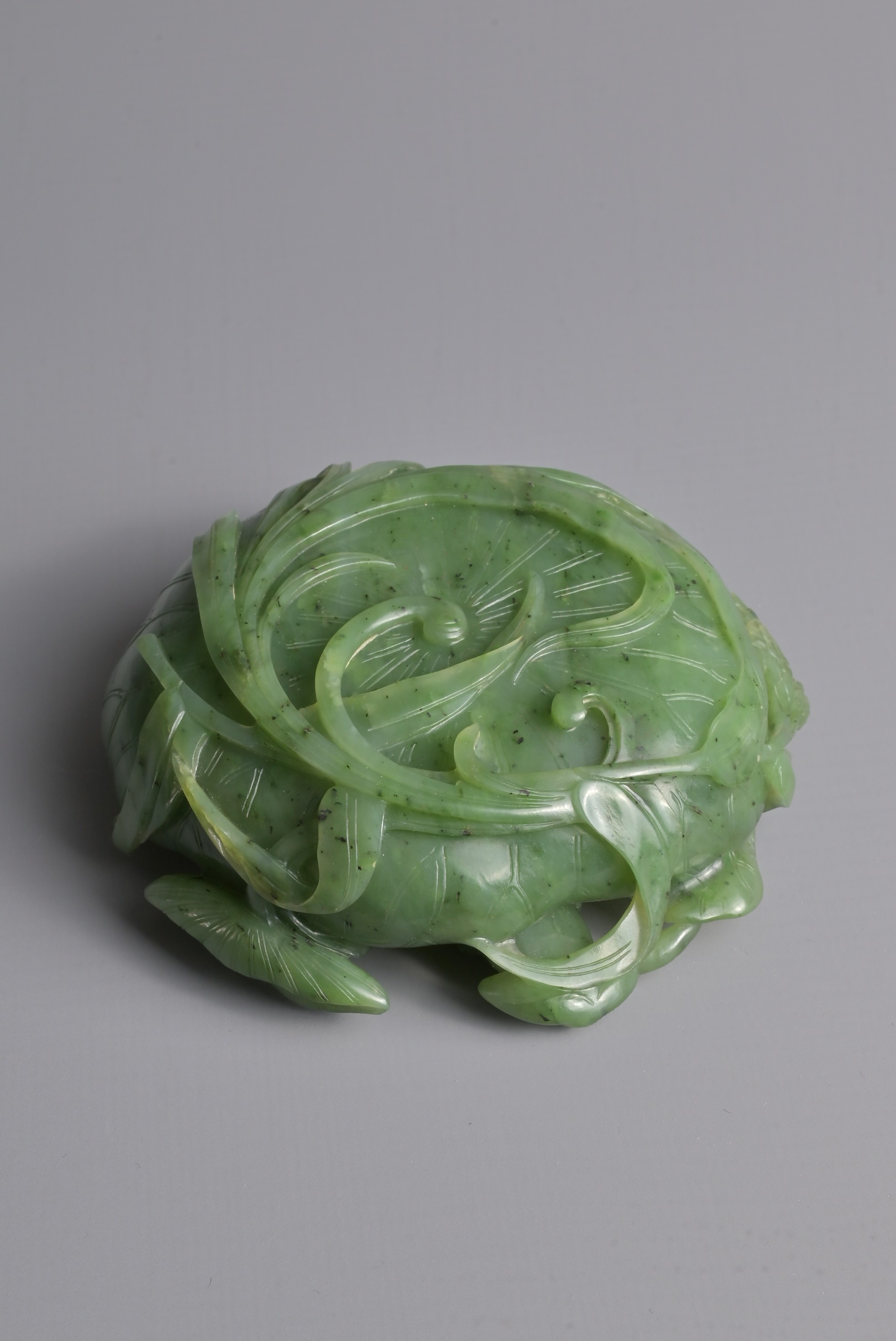 A FINE CHINESE SPINACH GREEN JADE BRUSH WASHER, QING DYNASTY. Finely carved shallow brush washer - Image 6 of 30