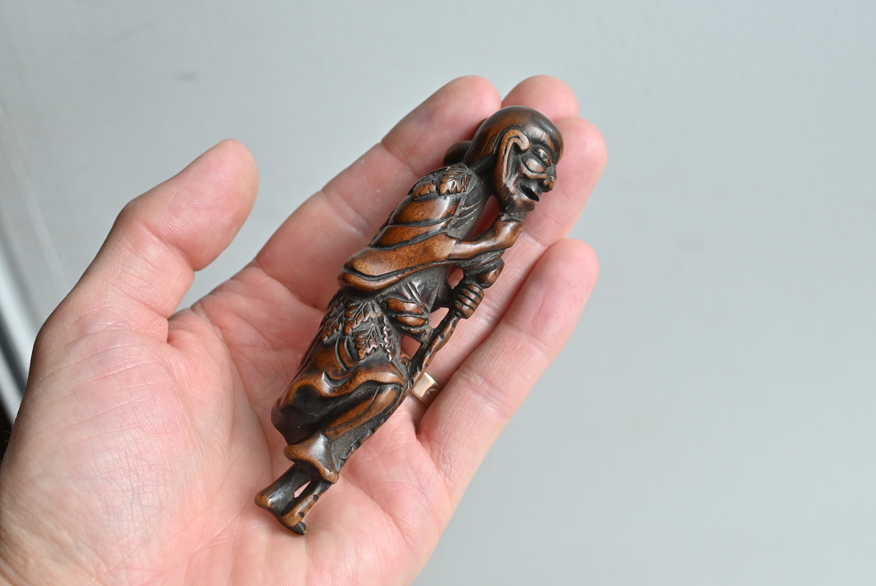 JAPANESE EDO BOXWOOD NETSUKE OF CHOKARO SENNIN, 18th century, standing on one foot, with one hand - Image 4 of 17