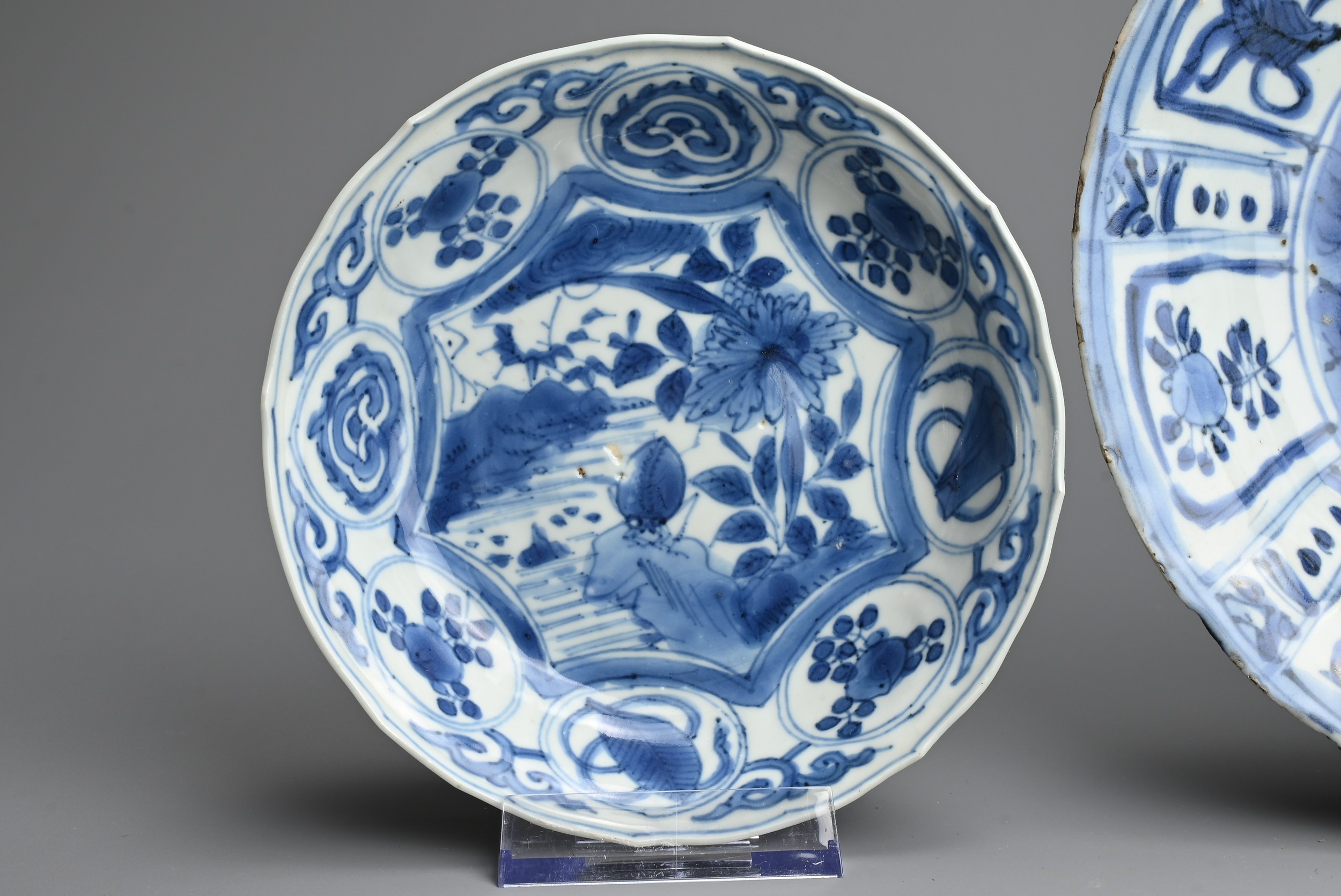 THREE CHINESE BLUE AND WHITE KRAAK WARE PORCELAIN DISHES, LATE MING DYNASTY. Each with lobed rims. - Image 2 of 8