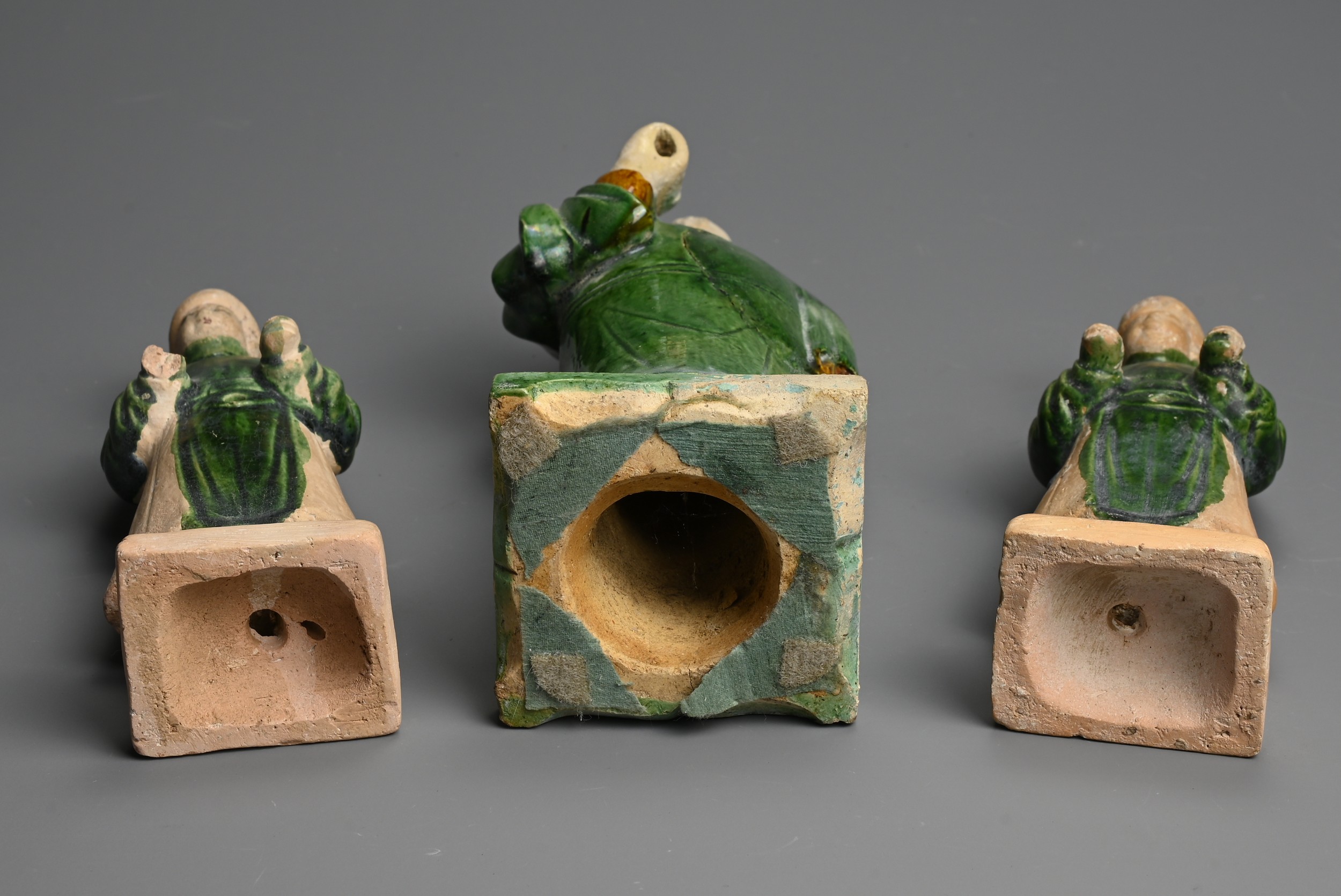 THREE SANCAI AND GREEN GLAZED POTTERY MODELS OF ATTENDANTS, MING DYNASTY (1368-1644). Dressed in - Image 6 of 6