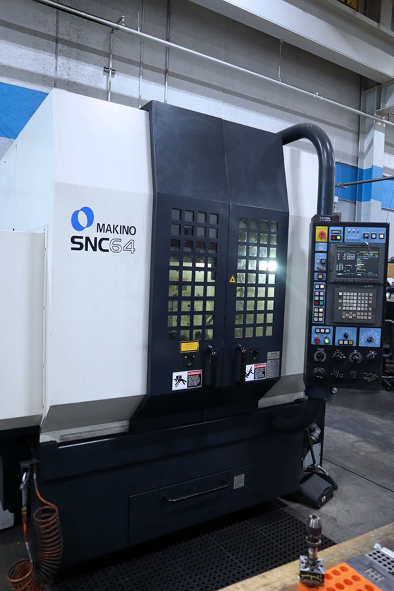 Makino SNC-64 CNC Vertical Machining Center (2000) - Image 5 of 6