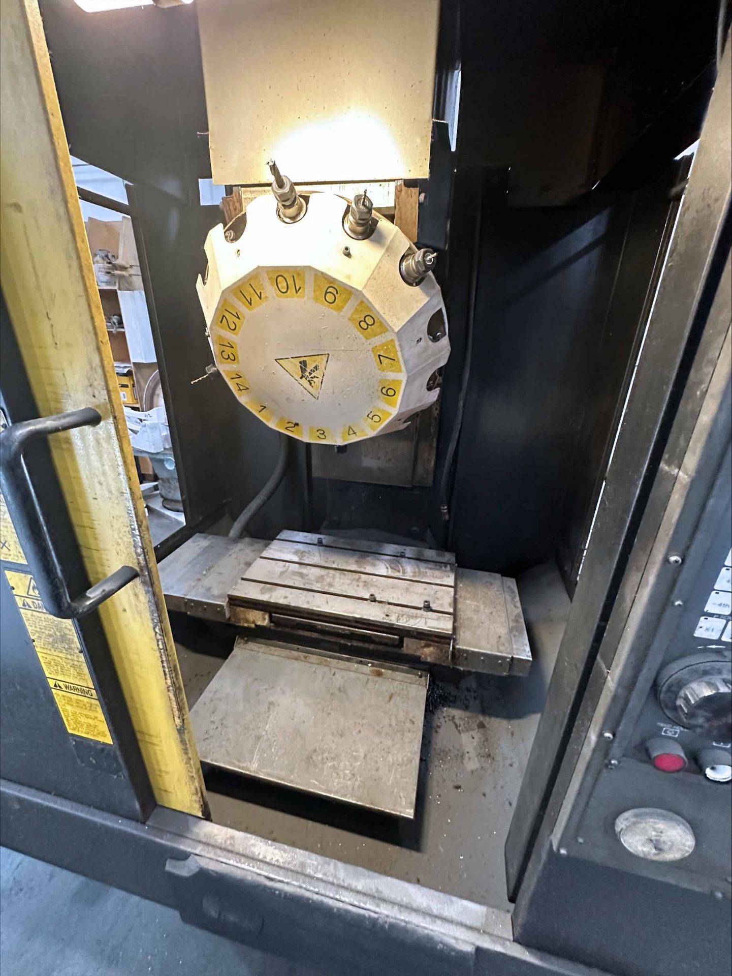 Fanuc Robodrill Mate A04B-0098-B101 Vertical Machining Center (2007) - Image 4 of 5