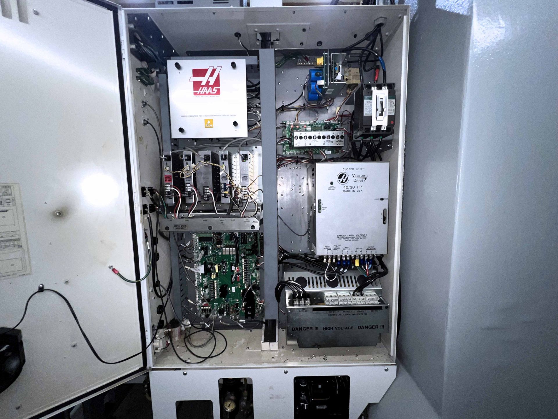 Haas VF-10B Vertical Machining Center (2007) - Image 9 of 11