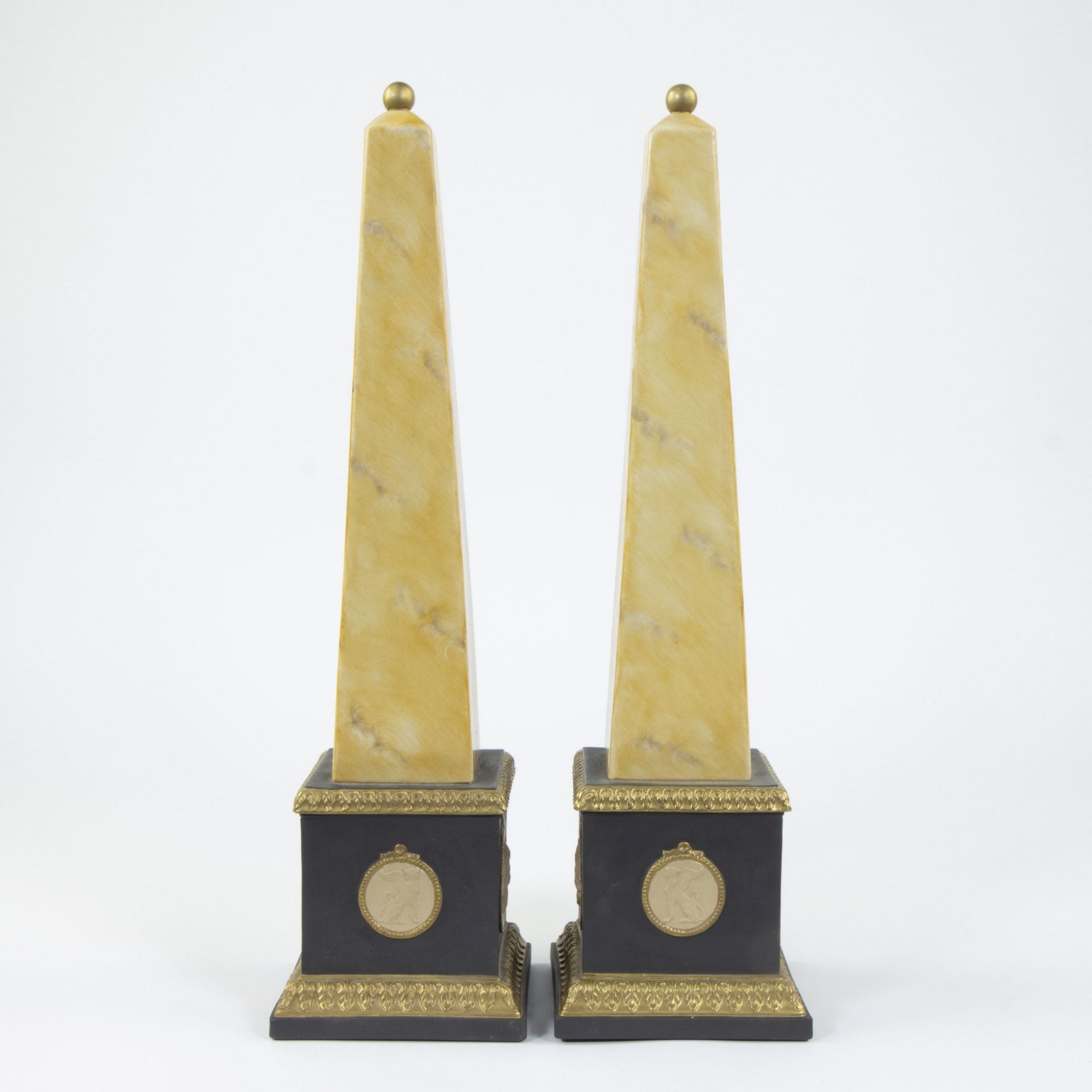 Pair of porcelain obelisks, Italy, 20th century - Bild 2 aus 5