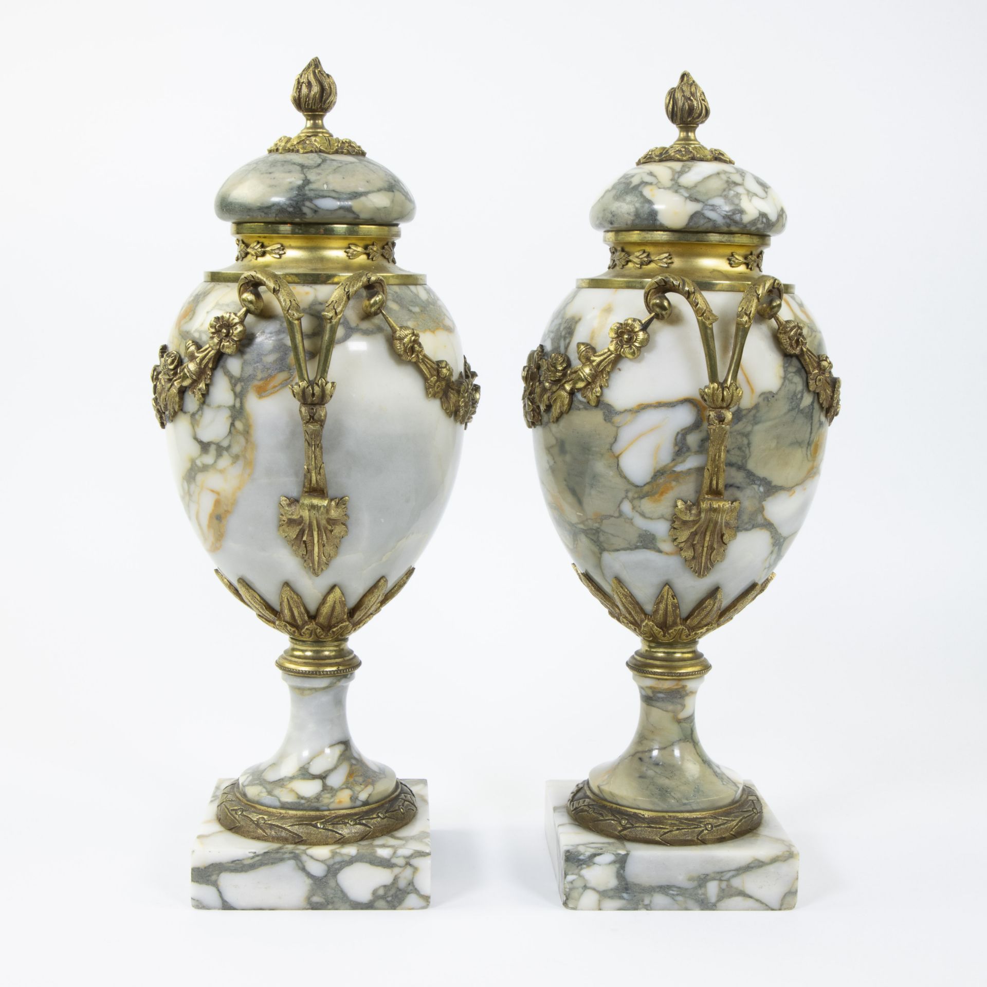 Pair of casolettes in grey veined marble decorated with gilded garlands - Image 2 of 4