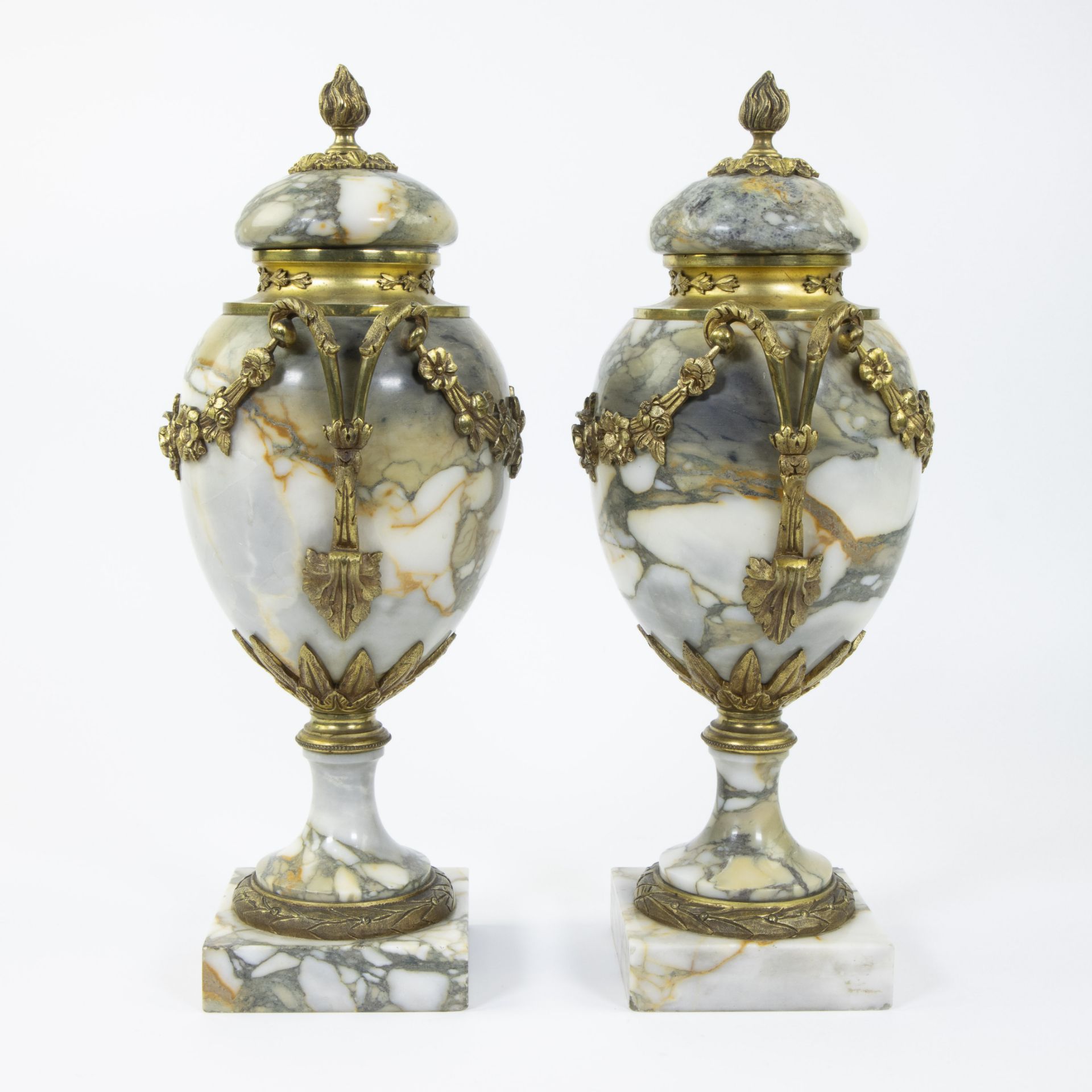 Pair of casolettes in grey veined marble decorated with gilded garlands - Image 4 of 4