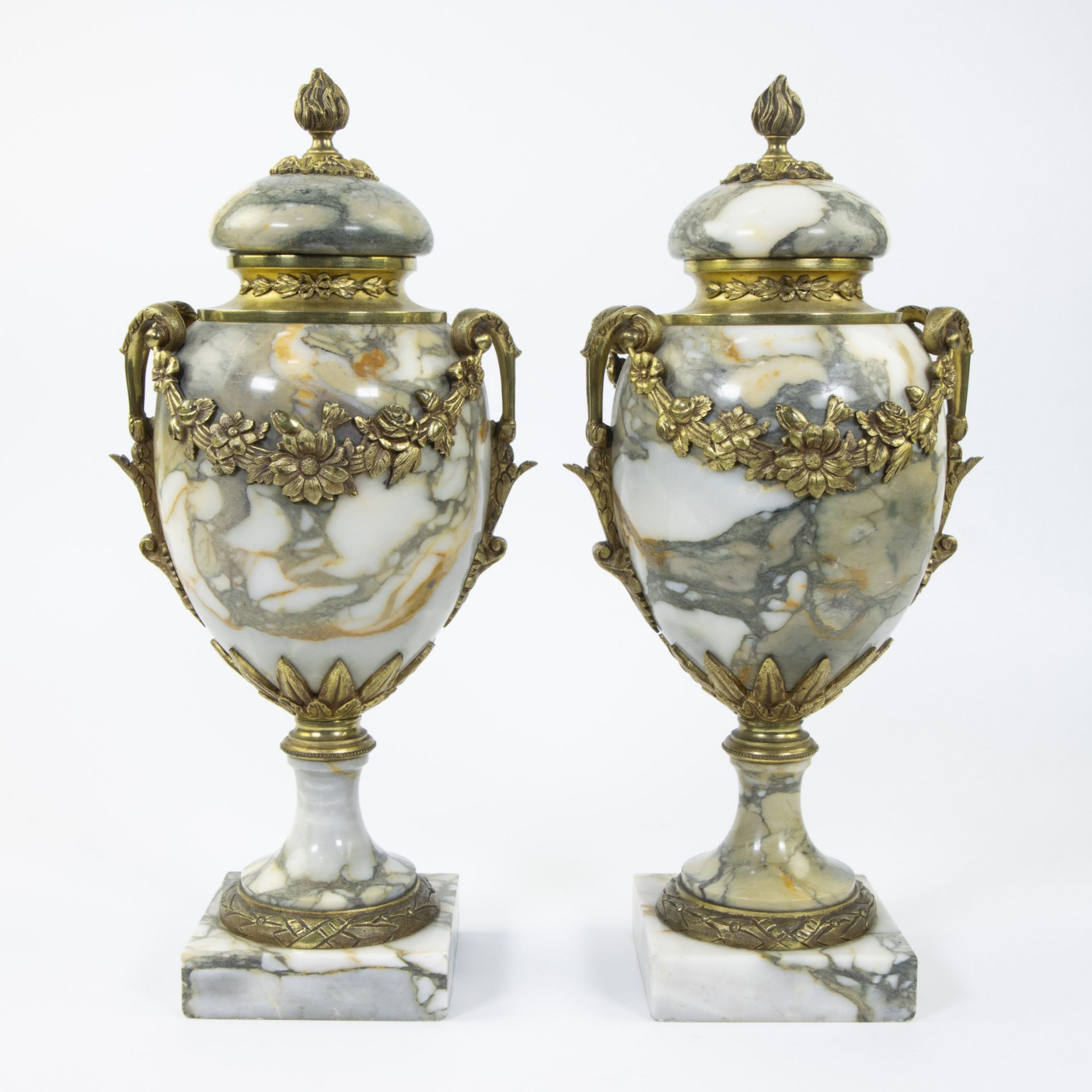 Pair of casolettes in grey veined marble decorated with gilded garlands