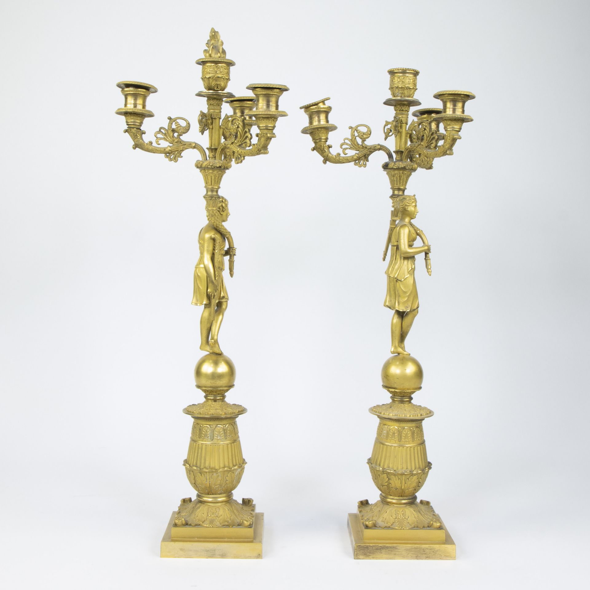 Pair of ormolu Empire candlesticks depicting Diana and Apollo, French, 19th century - Bild 2 aus 4