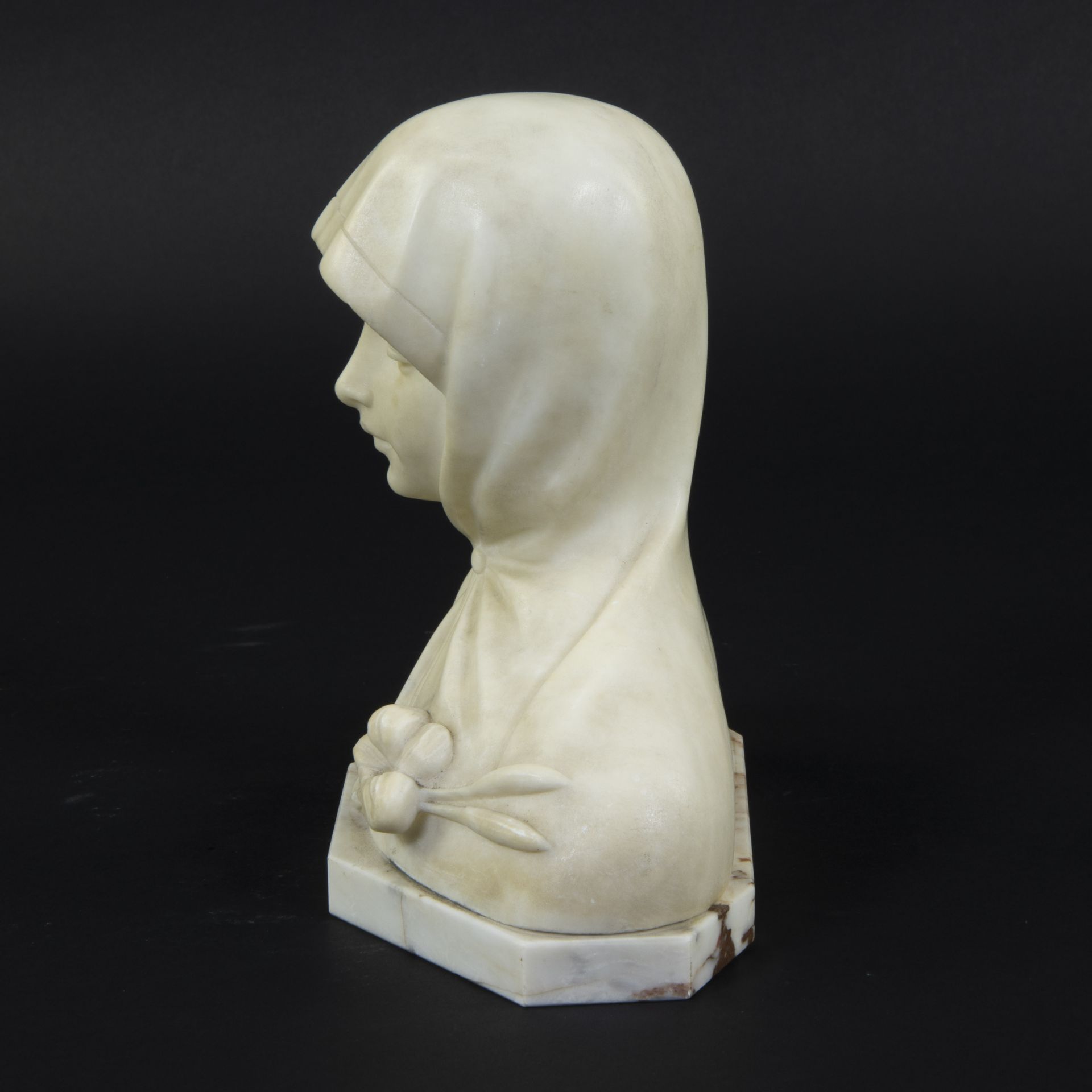 Richard AURILI (1864-1943), marble bust of a girl, signed - Image 2 of 5