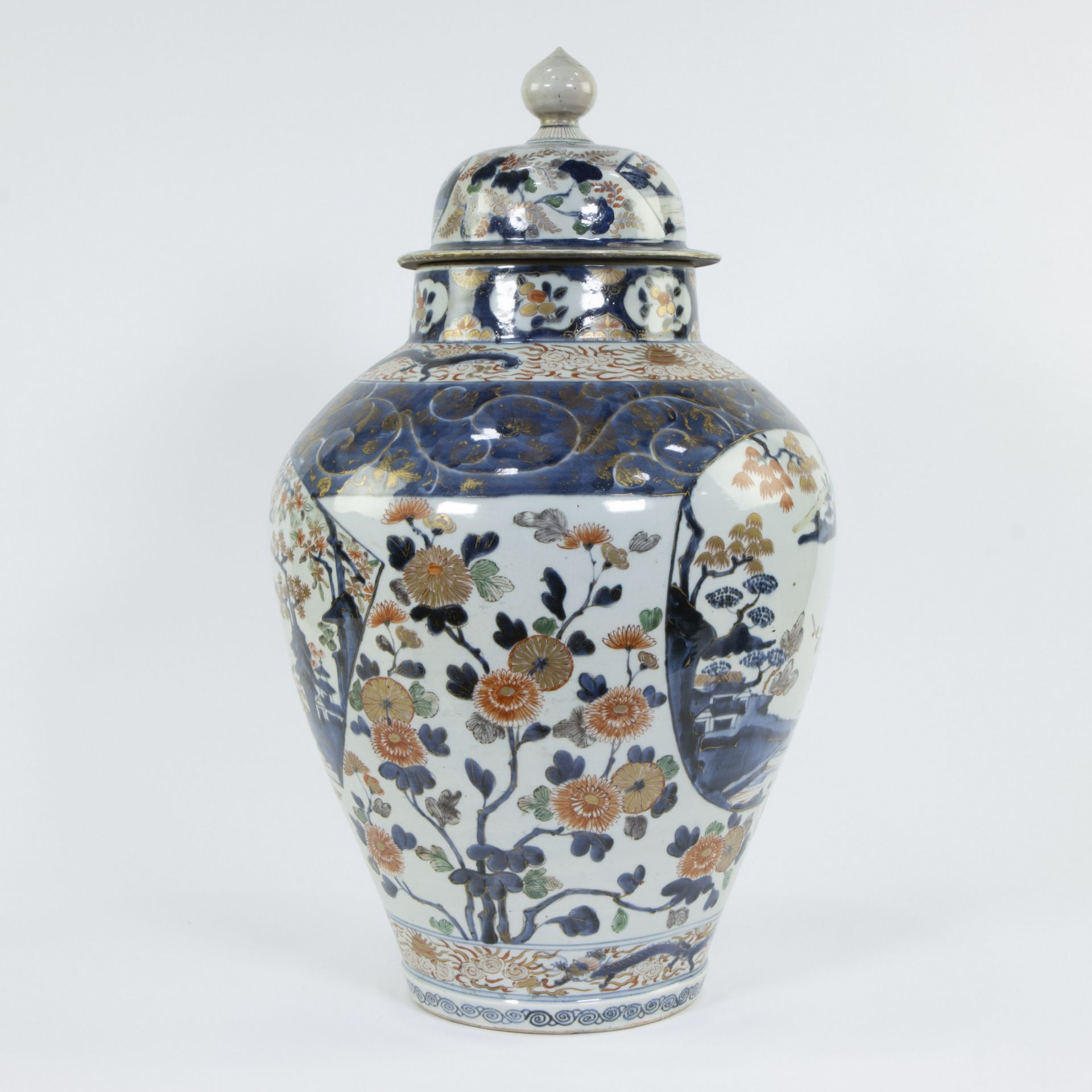 Large Japanese Imari lidded vase 19th/20th century - Image 4 of 10