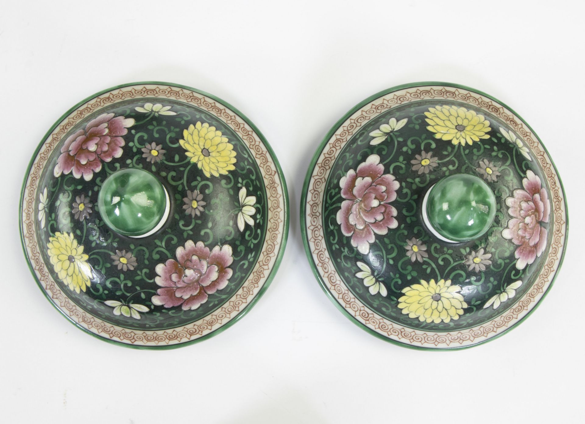 Pair of lidded vases in Samson porcelain with floral decoration in famille rose style - Image 7 of 7