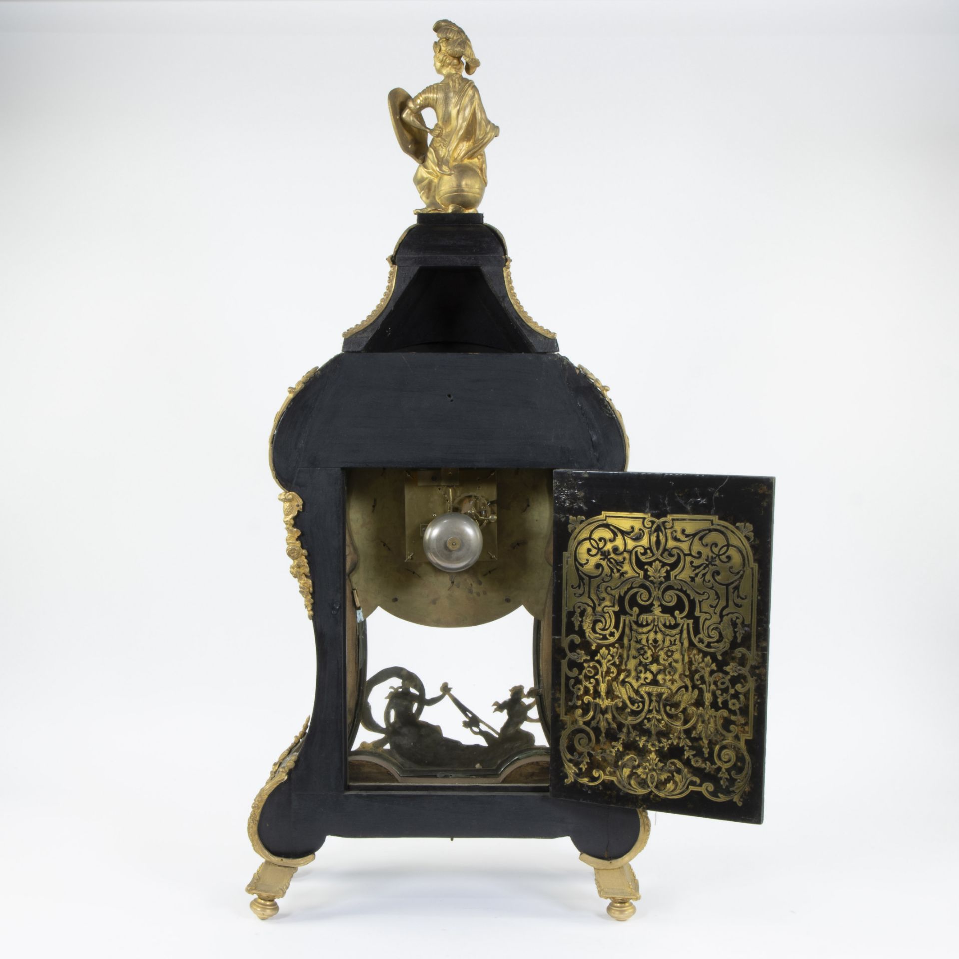 A Louis XV-style cartel clock of black-painted wood decorated with a classical figure and rich gilt - Bild 6 aus 7