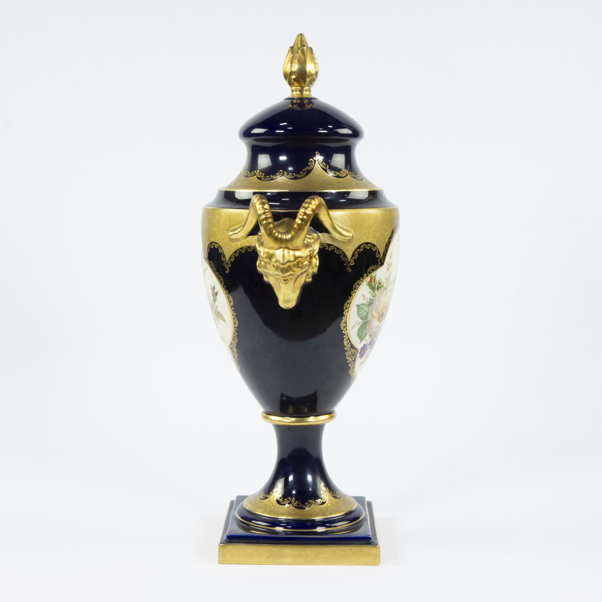 Lindner Kueps Bavaria cobalt blue and gilt porcelain vase with decoration of flowers and gilt rams h - Bild 2 aus 5