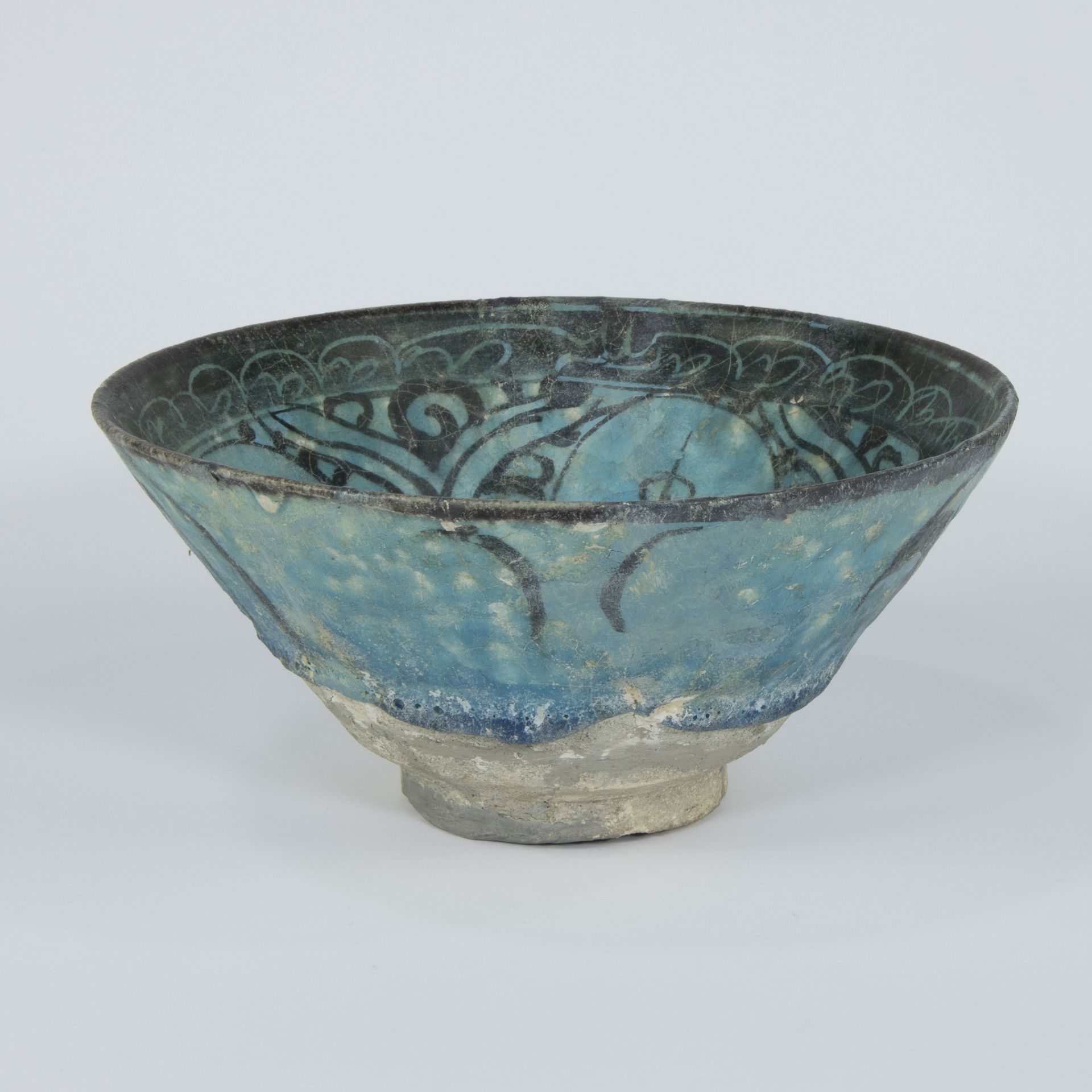 A blue earthenware bowl, Kashan, Iran, 13th century - Bild 4 aus 6