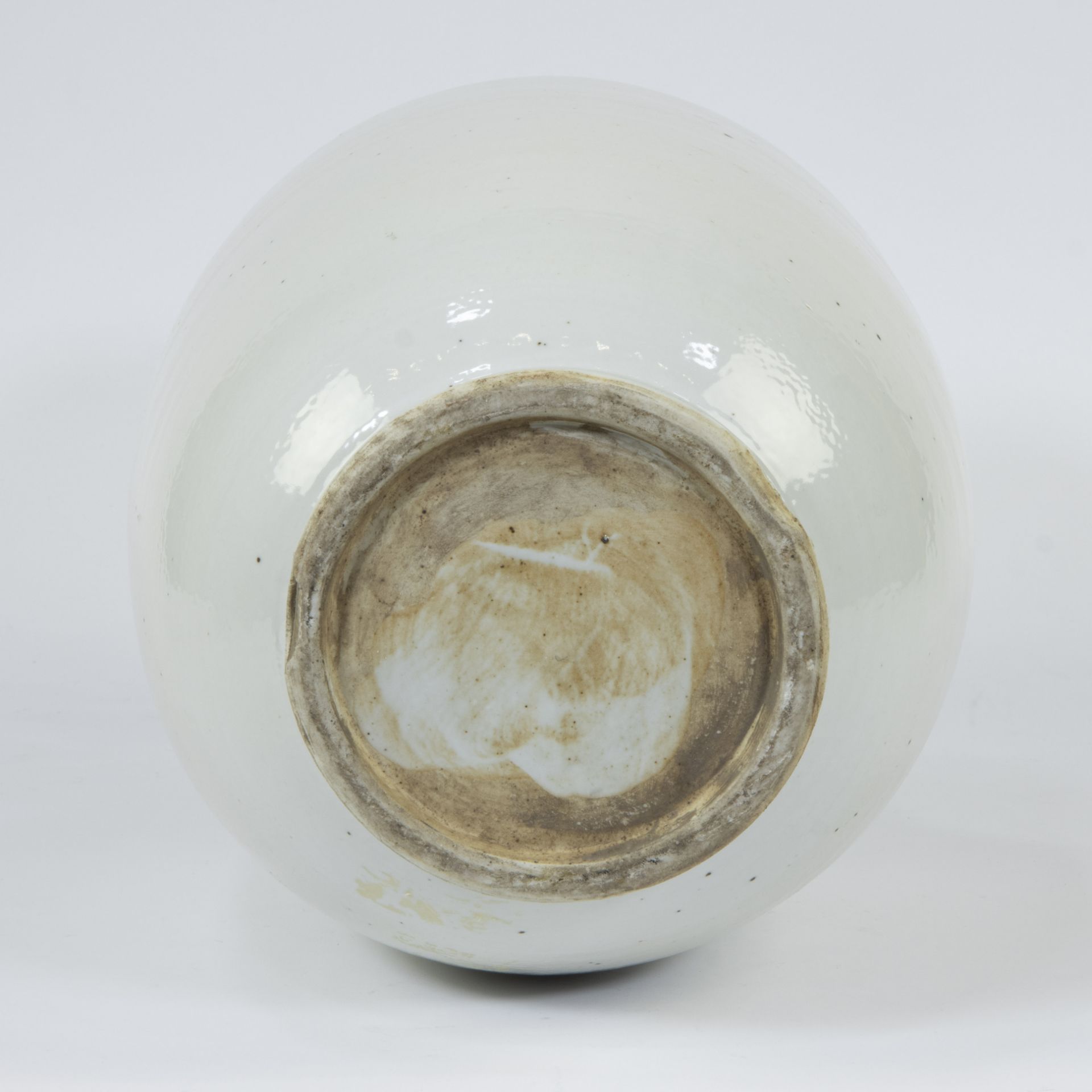 Chinese vase in white porcelain on wooden base - Image 7 of 9