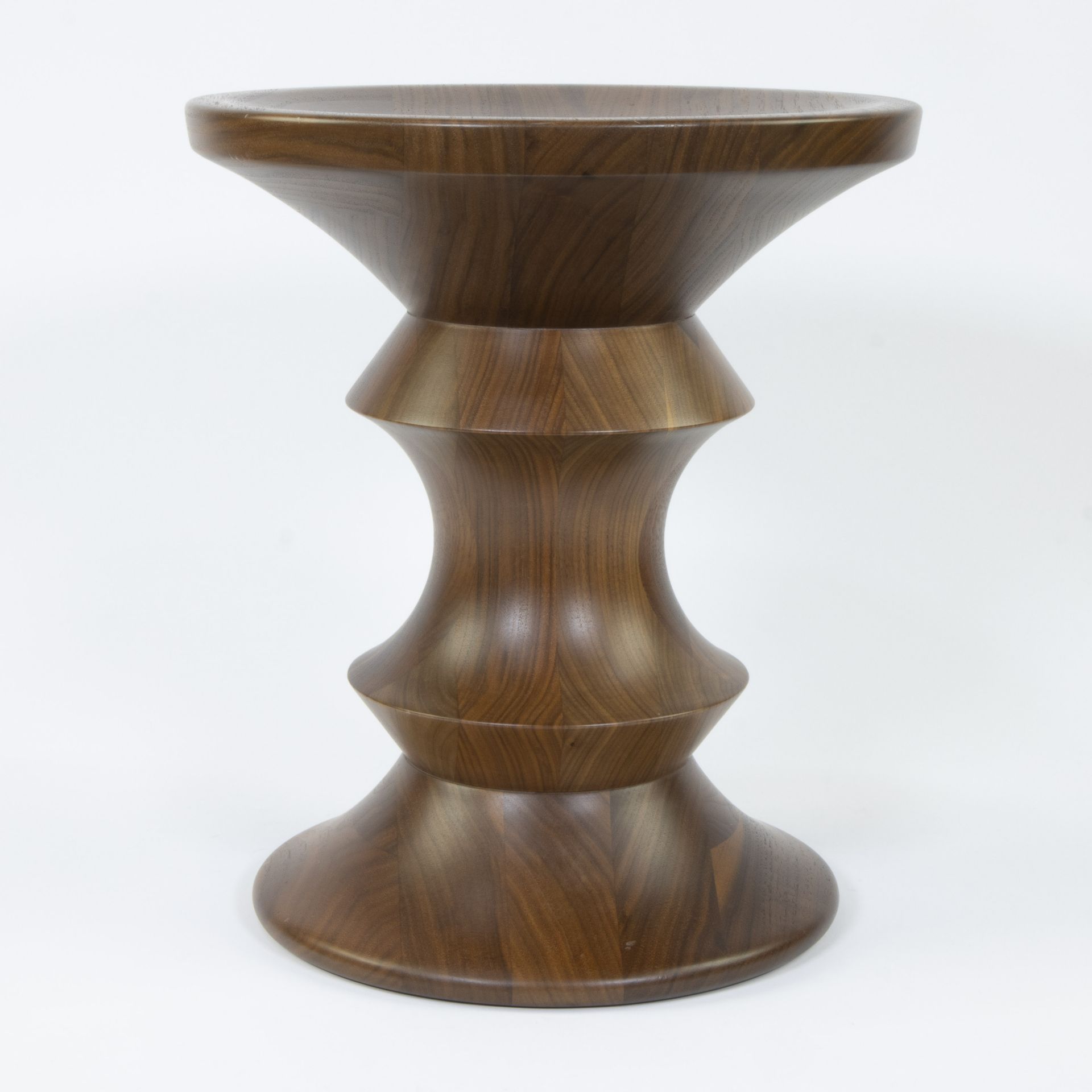 Eames stool in solid walnut, model B 1960, published by Vitra, design by Charles and Ray Eames - Bild 4 aus 6