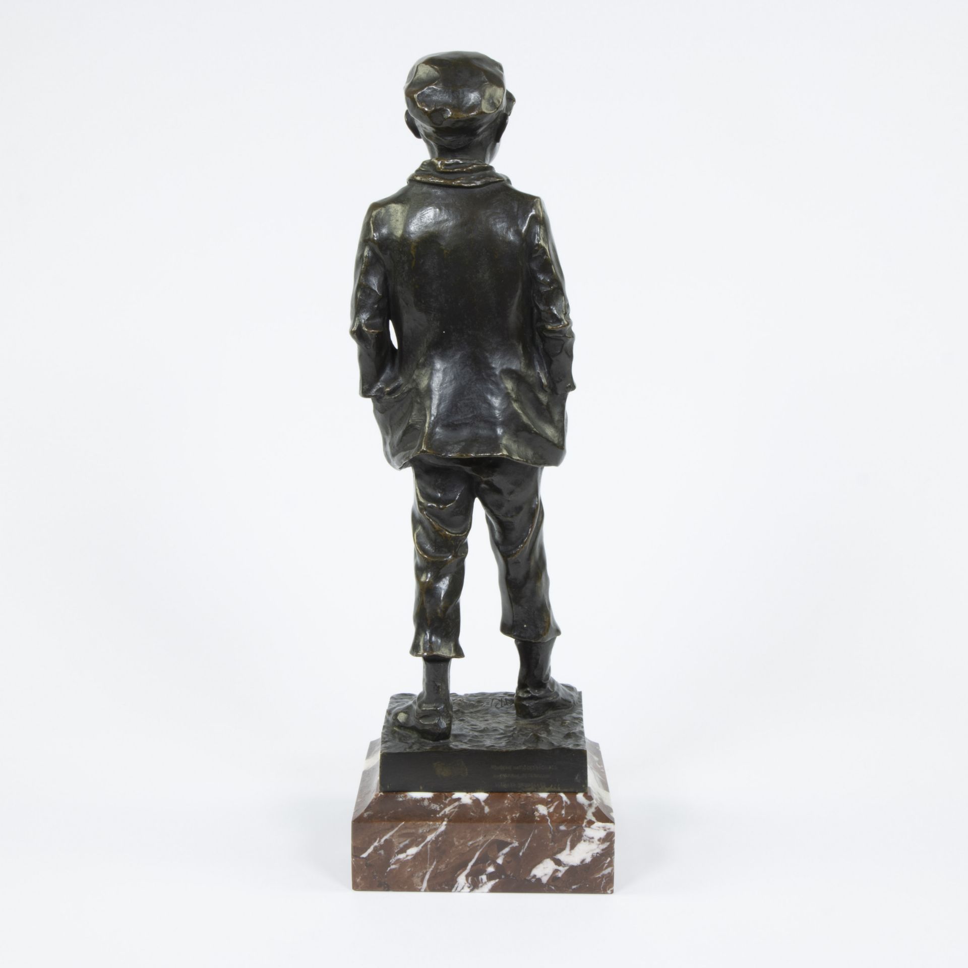 Alfred Egide CRICK (1858-1931), patinated bronze sculpture on red marble base Le gavroche (1891), si - Bild 3 aus 6