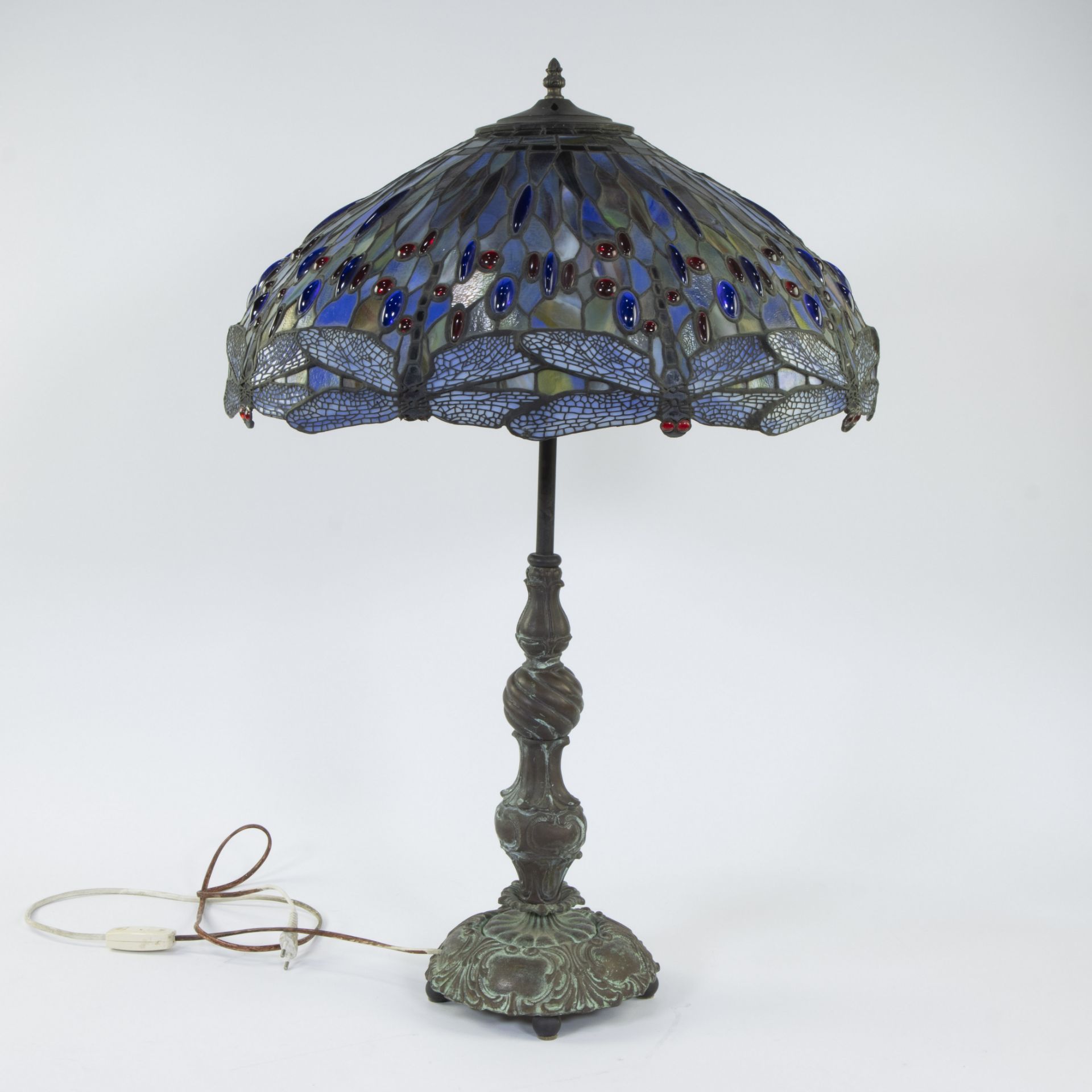 Large patinated lampadaire in Tiffany style with shade in stained colored glass with dragonflies - Bild 2 aus 4