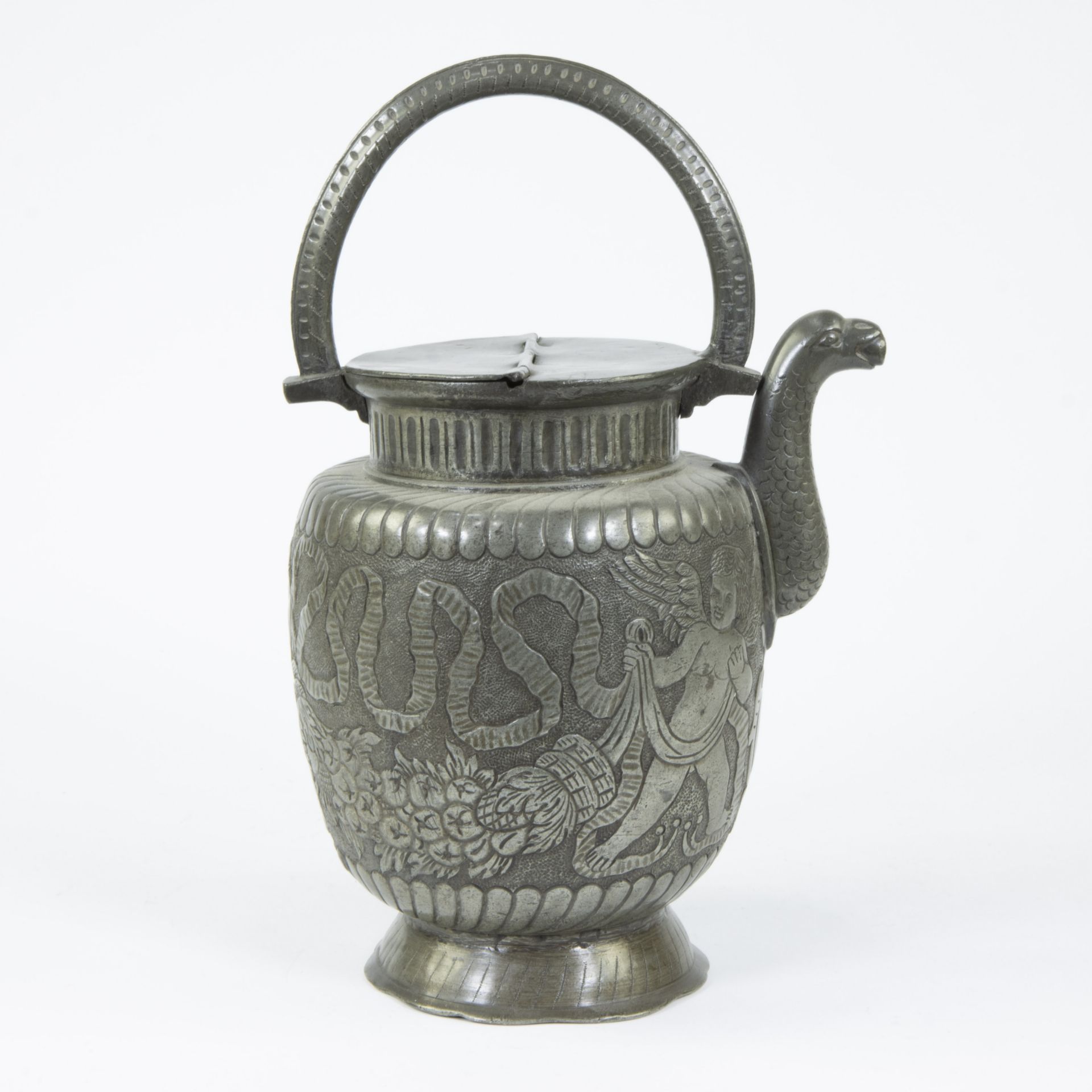 19th century pewter jug decorated with angels - Image 3 of 5