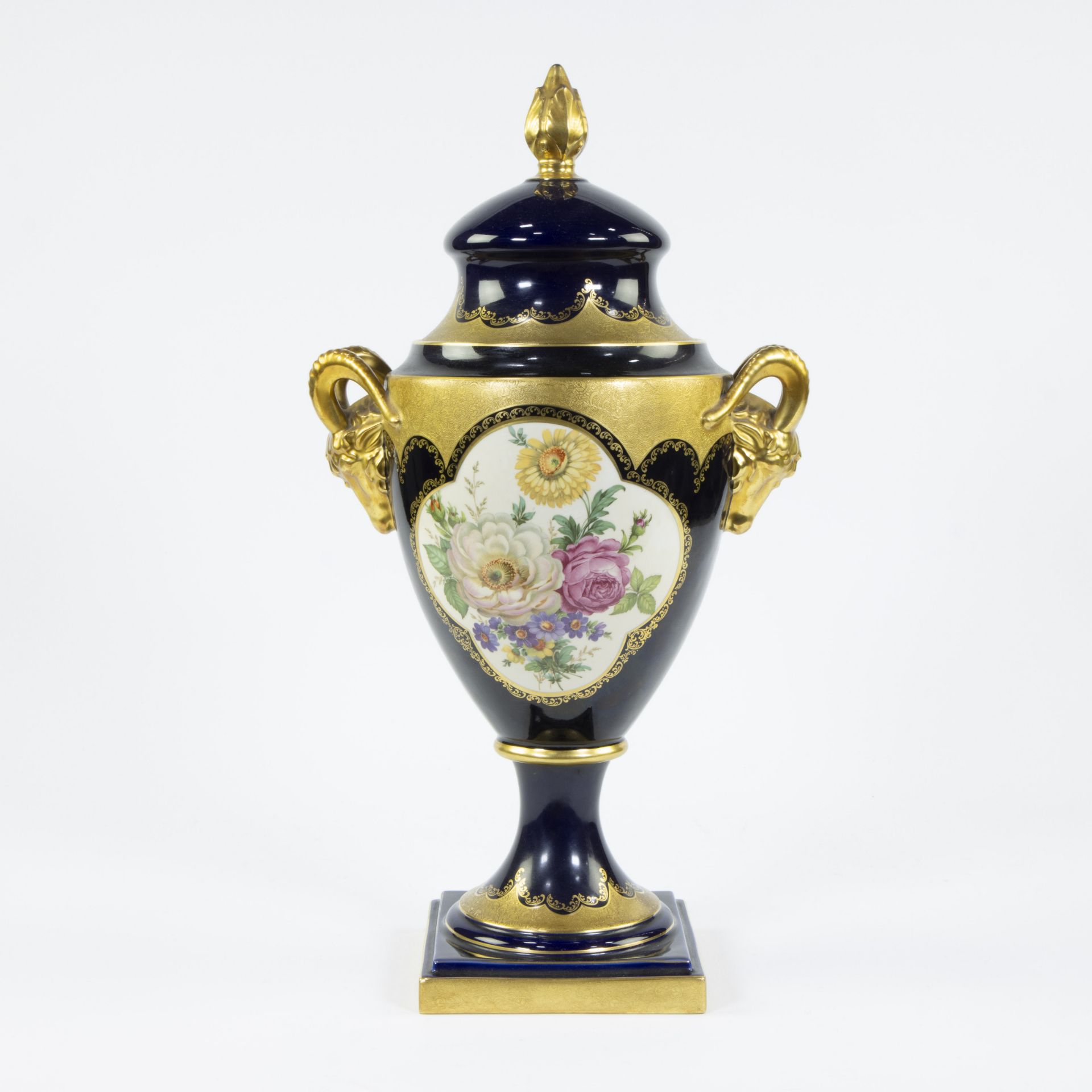 Lindner Kueps Bavaria cobalt blue and gilt porcelain vase with decoration of flowers and gilt rams h - Bild 3 aus 5