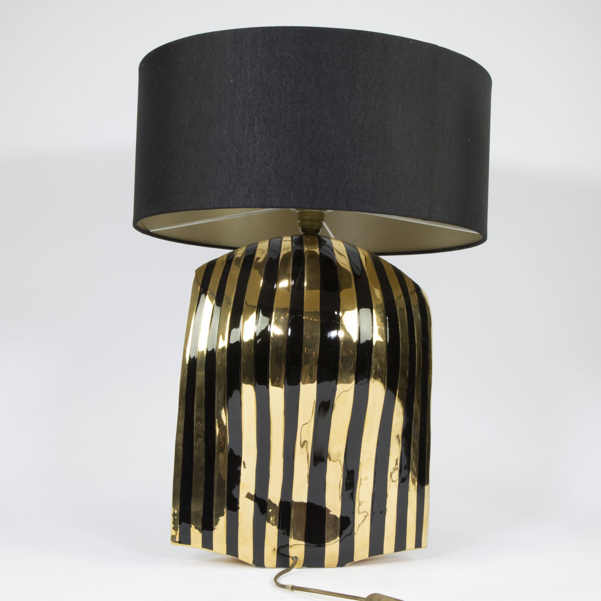 1970s Tutankhamun black enamelled ceramic table lamp decorated with gold - Bild 3 aus 4