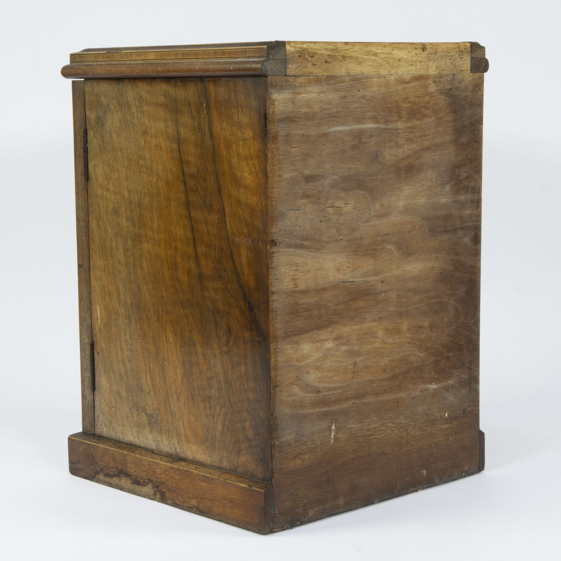 Small table showcase with marquetry, 3 drawers and engraved coat of arms on glass - Image 4 of 4