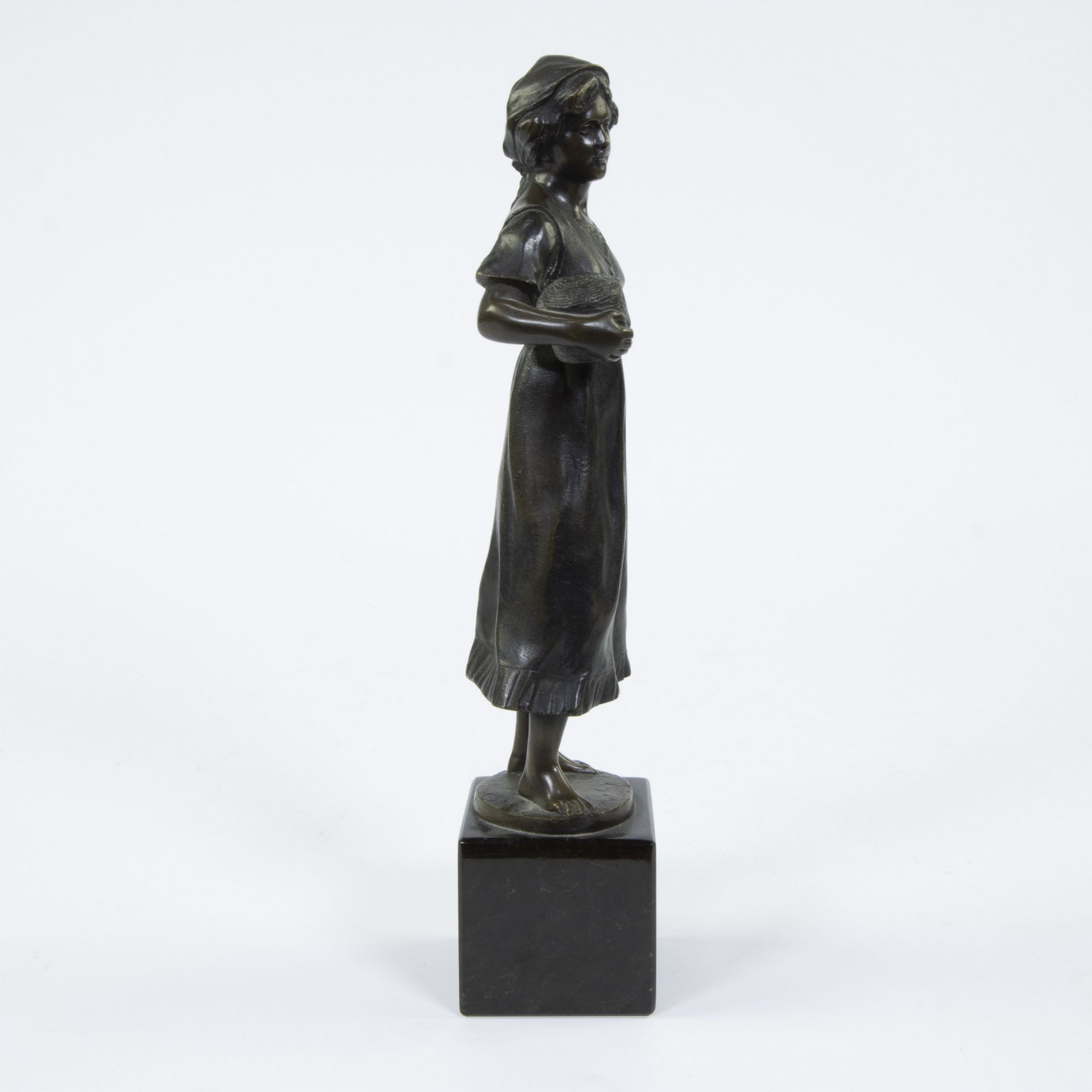 Bronze statue of a milkmaid, signed Hubert - Bild 4 aus 5