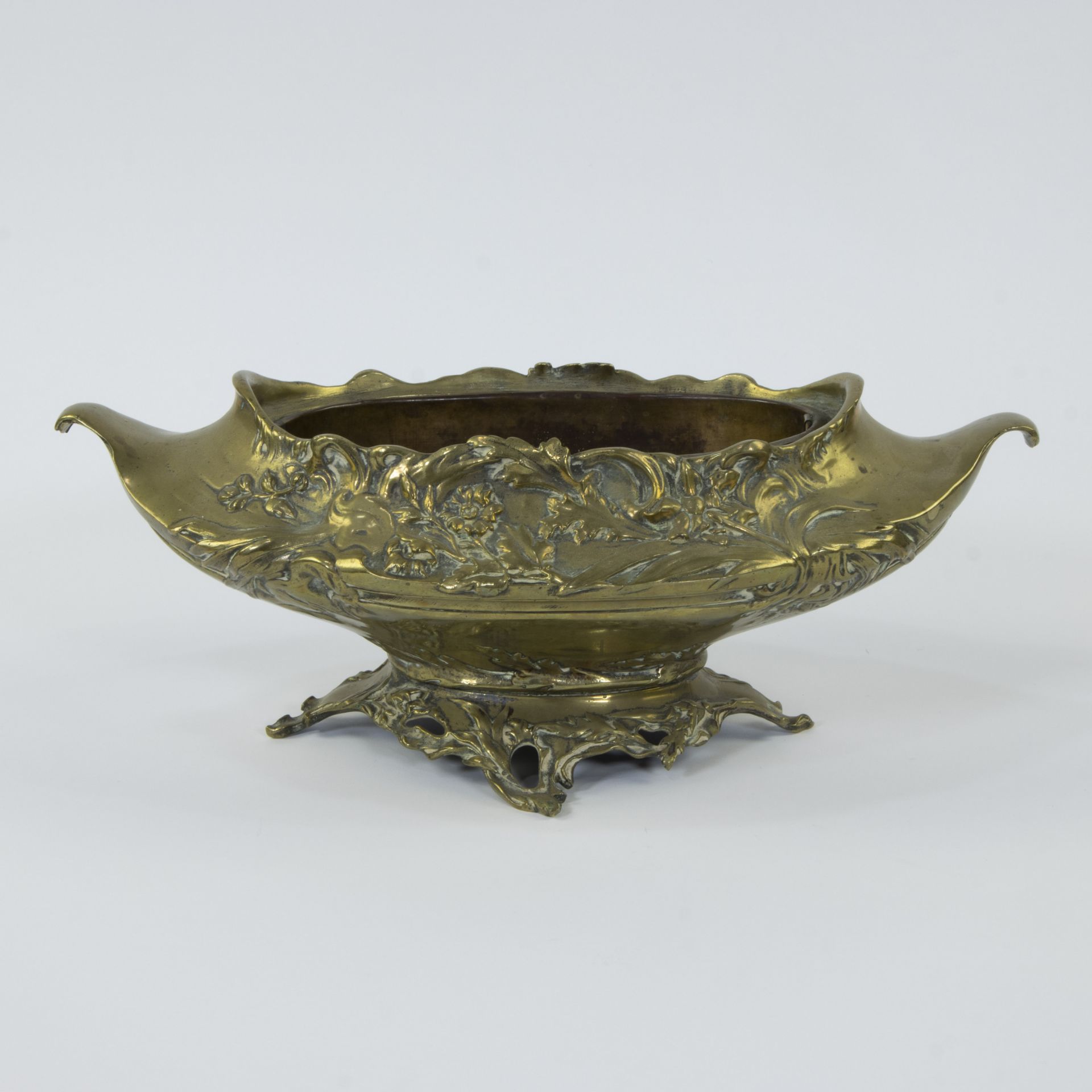 Jardinière in gilt brass decorated with floral motifs and a bird, circa 1920 - Image 3 of 4