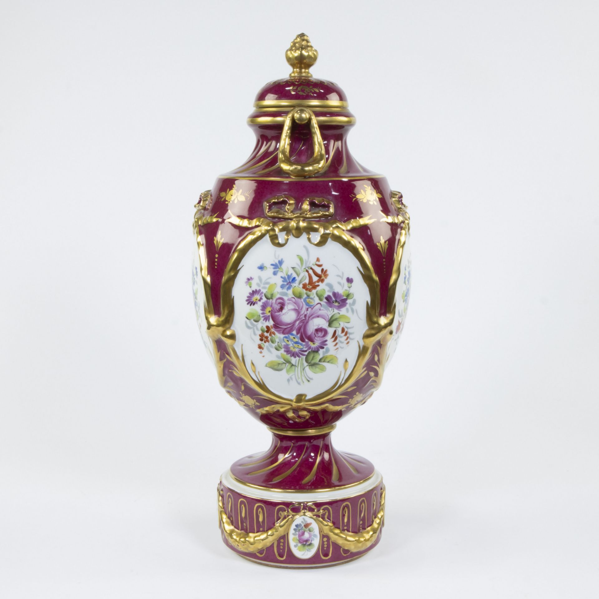 French porcelain lidded vase with gilt garlands and medallions with hand-painted floral decoration, - Bild 2 aus 5