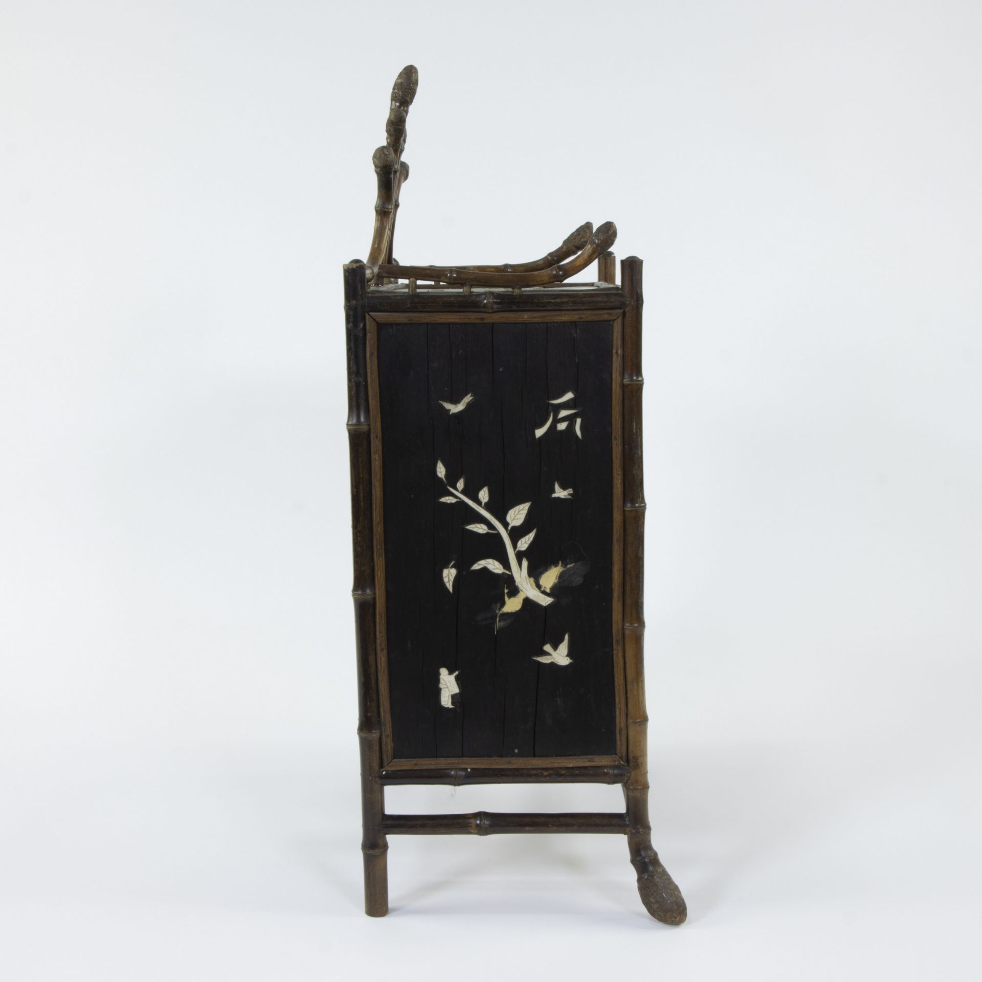 Asian bamboo cabinet with inlaid work of leaves, birds and figures in bone - Image 5 of 6