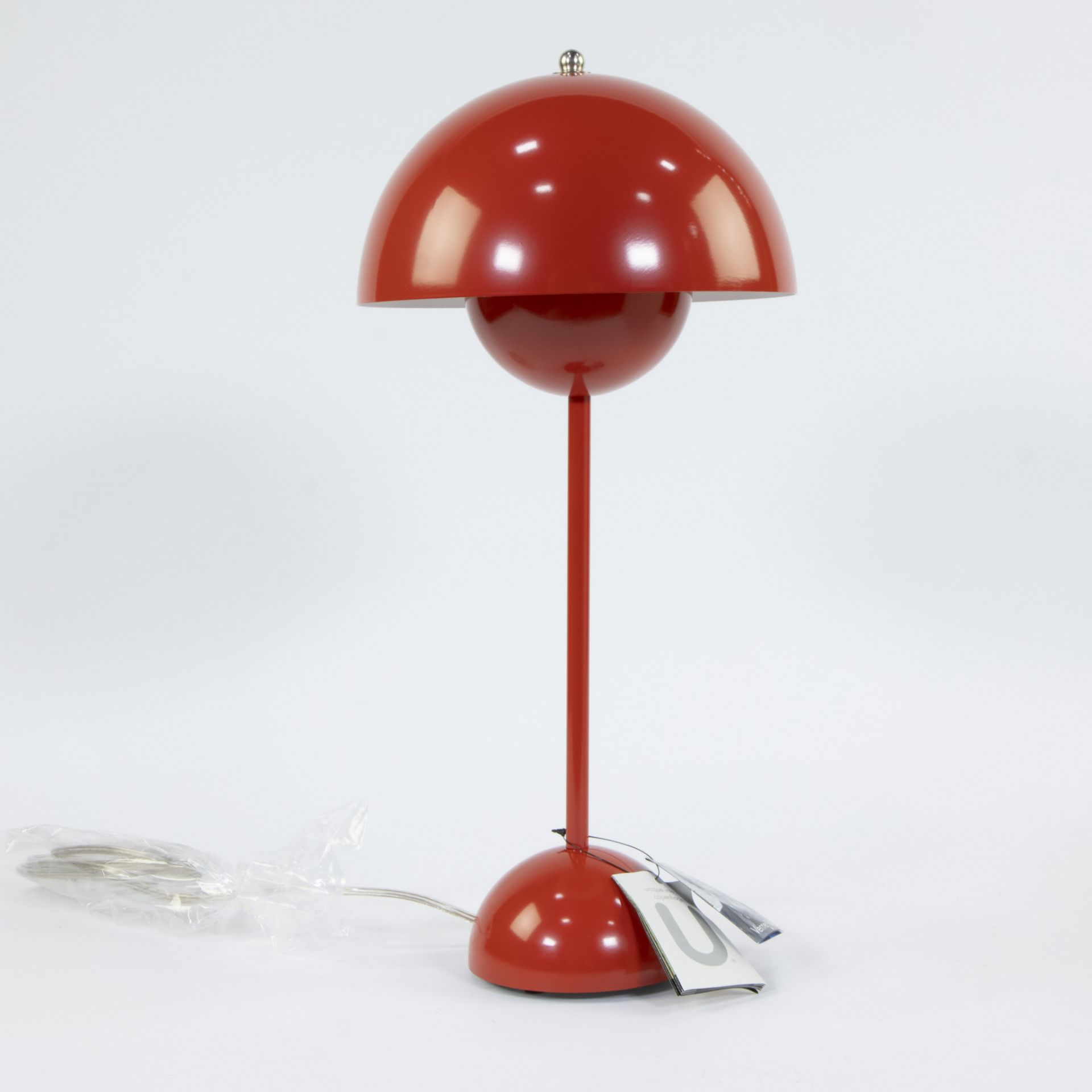 Original red table lamp 'Flowerpot' by Verner Panton manufactured by Unique Interieur, marked, in ne
