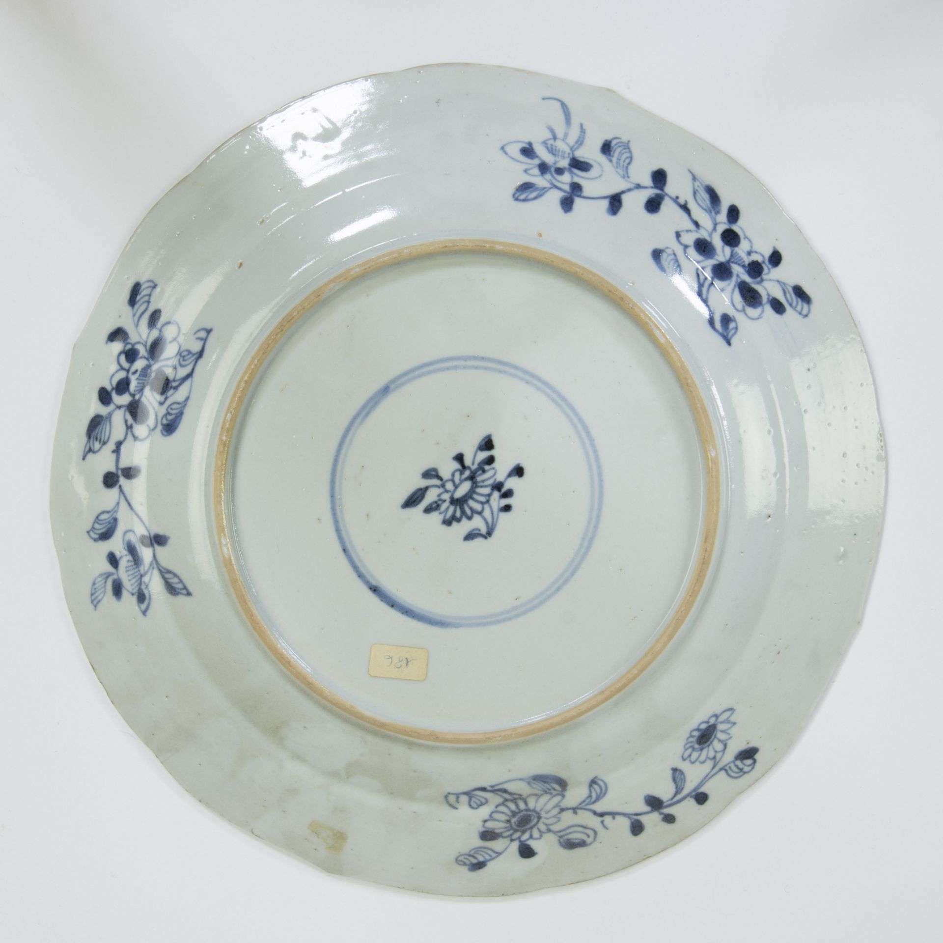 2 Chinese Imari plates and 4 blue and white plates, 18th century - Bild 9 aus 13