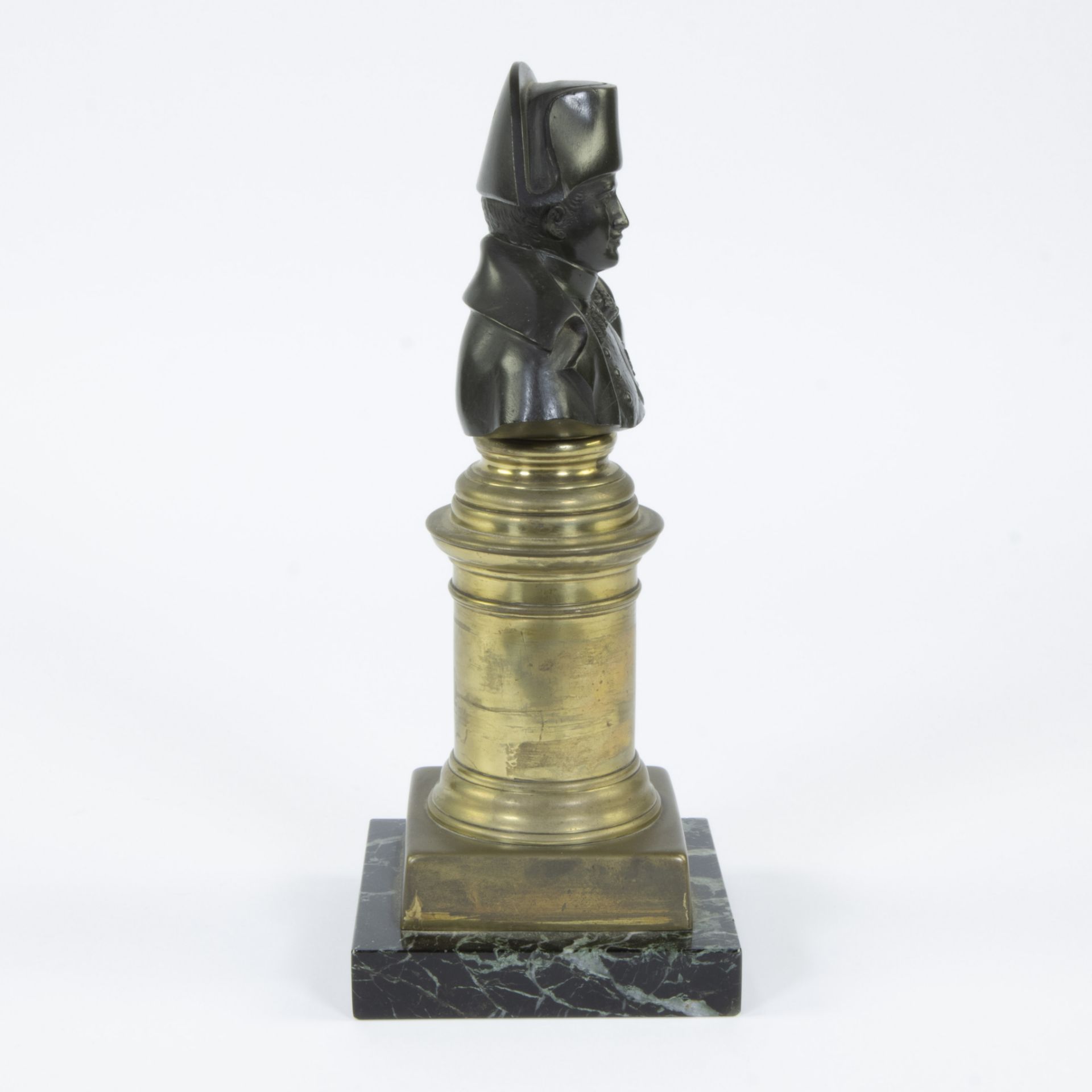 Brown patinated bust of Napoleon on gilded bronze column column opmarble base, 19th century - Image 4 of 4