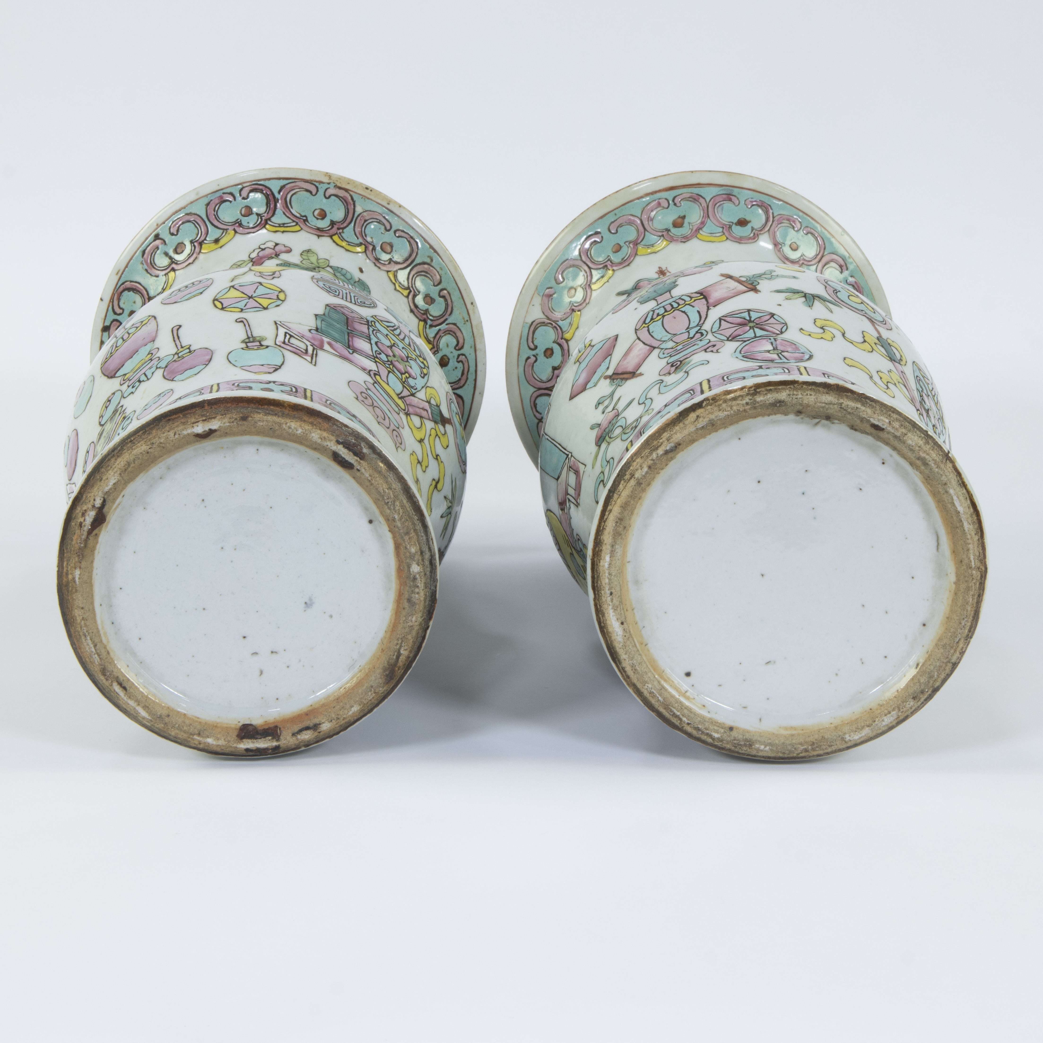 Pair of Chinese famille rose Yenyen vases with decoration of valuables, 19th century - Image 6 of 6