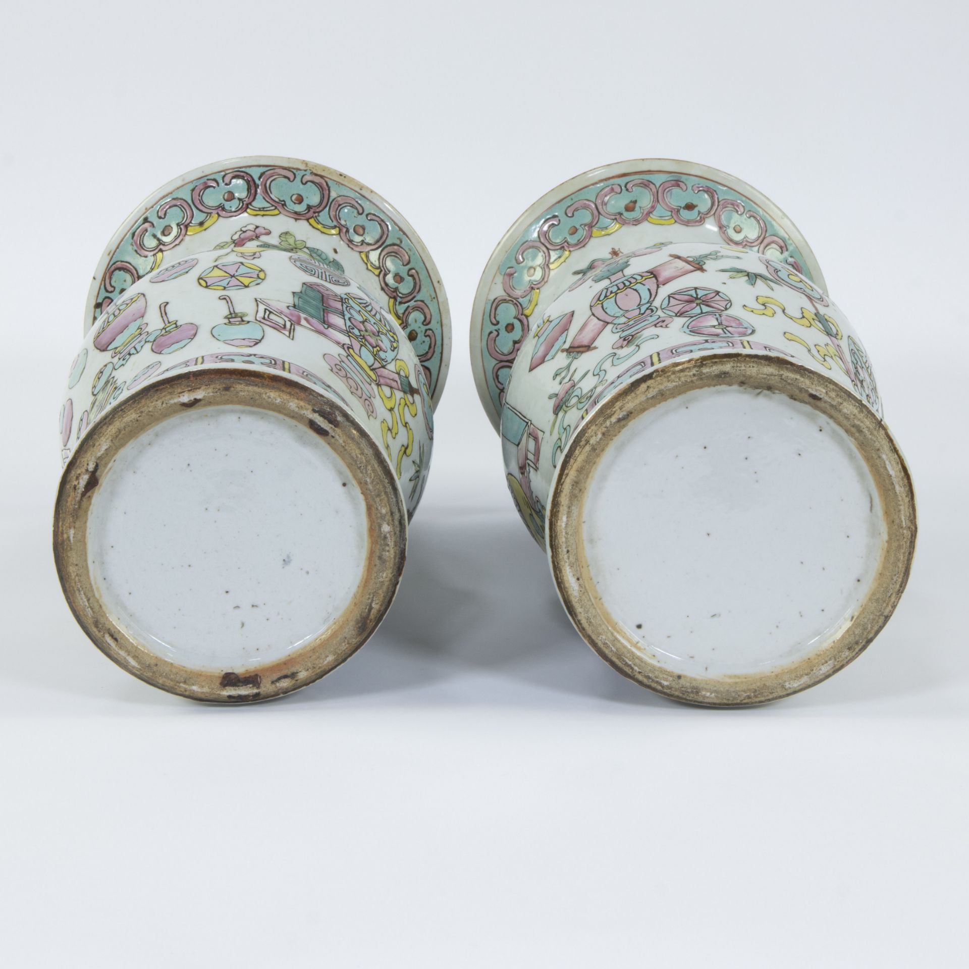 Pair of Chinese famille rose Yenyen vases with decoration of valuables, 19th century - Bild 6 aus 6