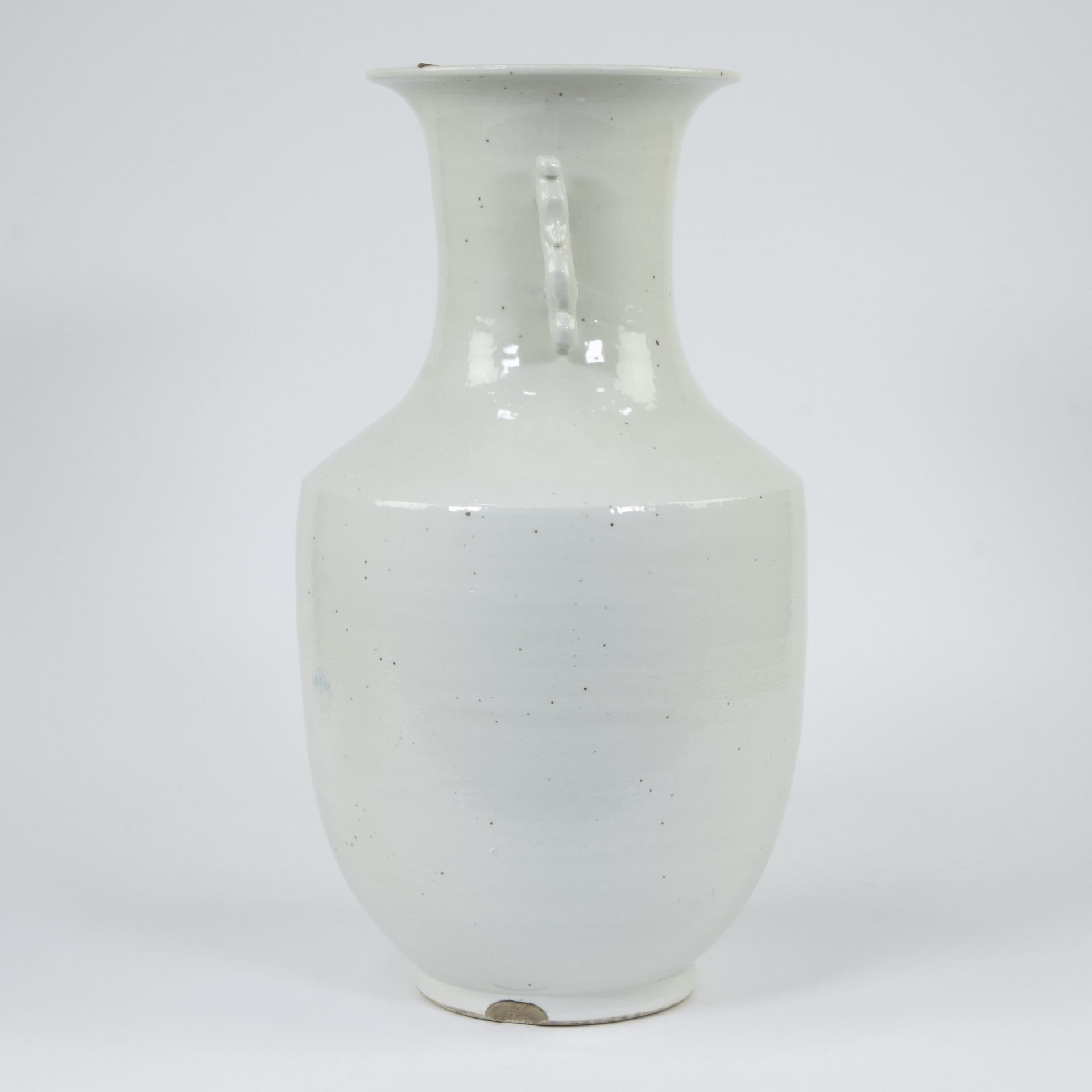 Chinese vase in white porcelain on wooden base - Image 5 of 9