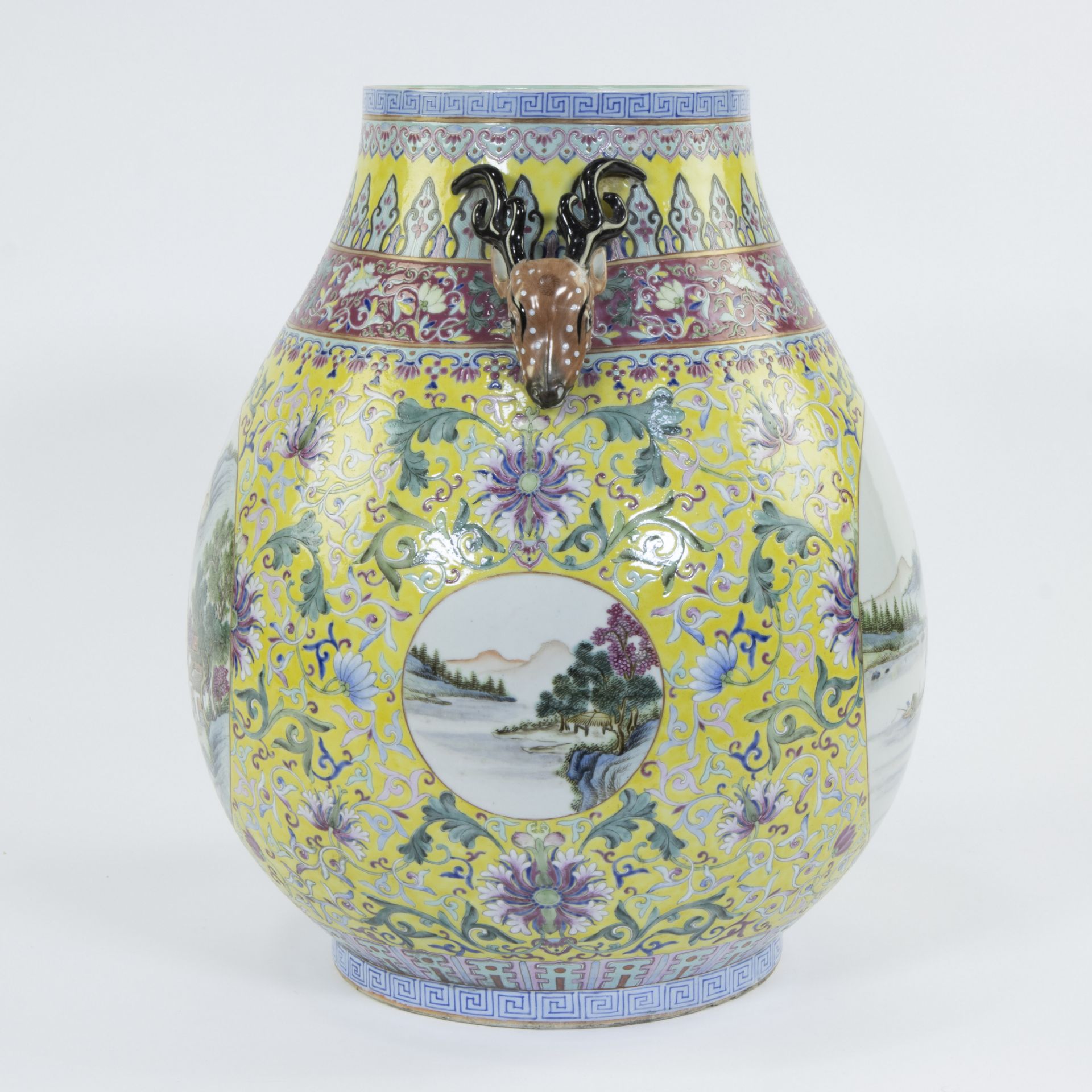 A vase of Chinese porcelain with a famille rosedecor of peonies on yellow fond and landscapes in car - Bild 2 aus 9