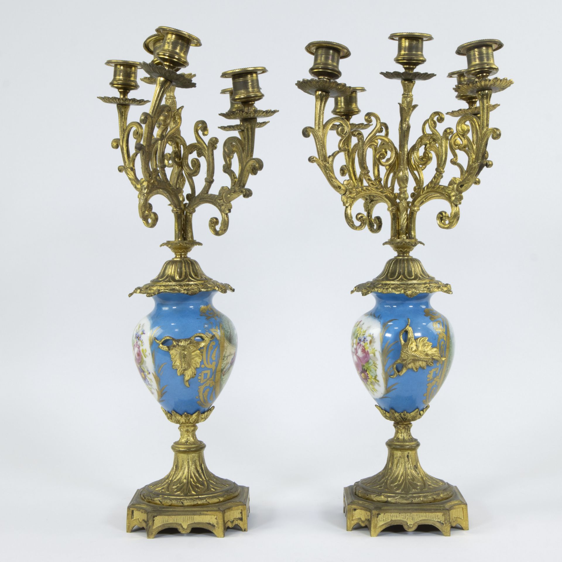 Pair of French candlesticks Napoleon III in Sèvres style with hand-painted romantic decor and gilt r - Image 4 of 4