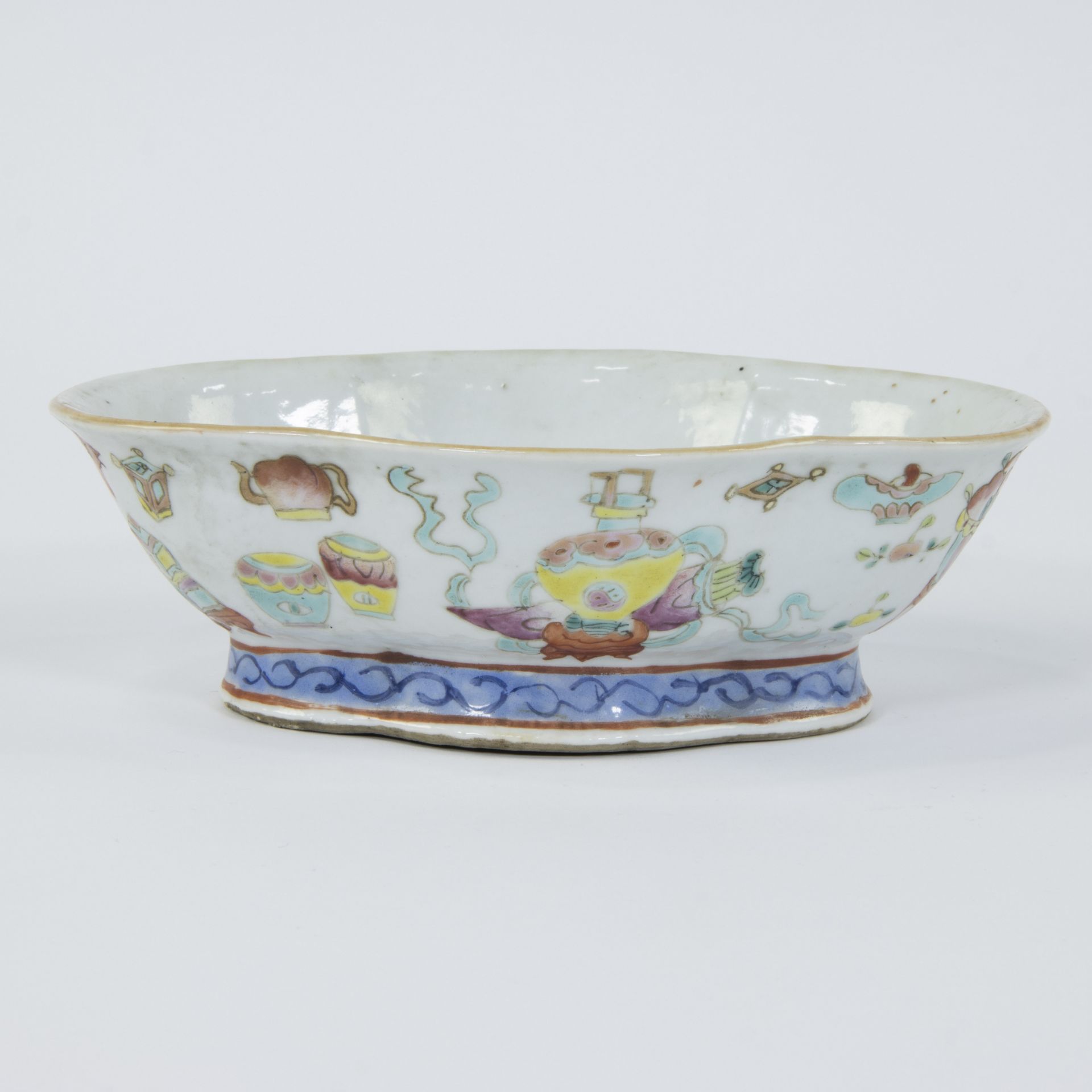 A Chinese famille rose bowl with decoration of valuables and fruits, 19th century - Bild 3 aus 6