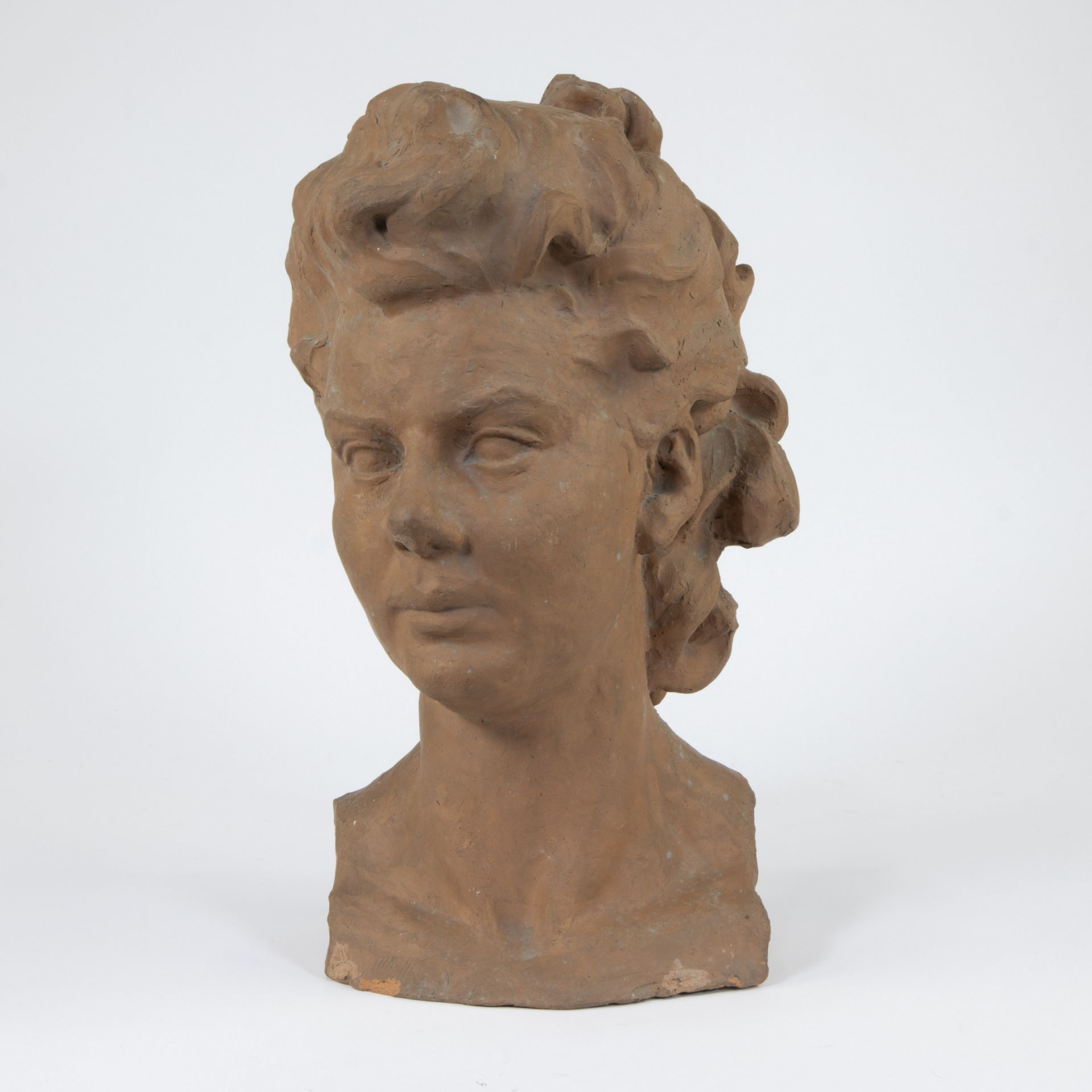 Koos VAN DER KAAIJ (1900-1976), head of a girl with bow tie in terracotta, signed and dated 1937 and - Image 2 of 10