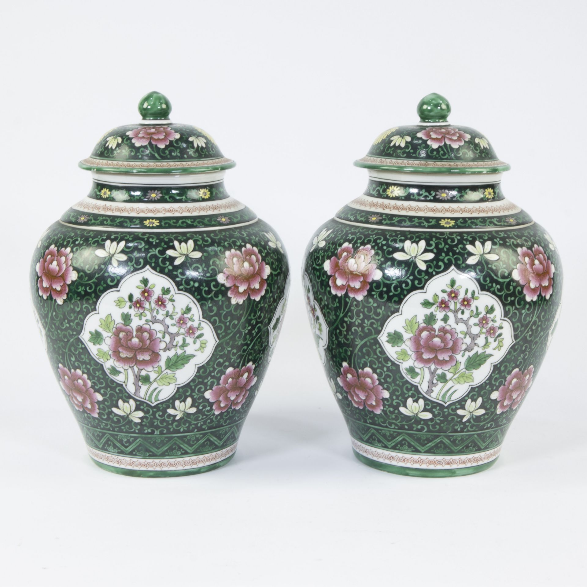 Pair of lidded vases in Samson porcelain with floral decoration in famille rose style - Image 3 of 7