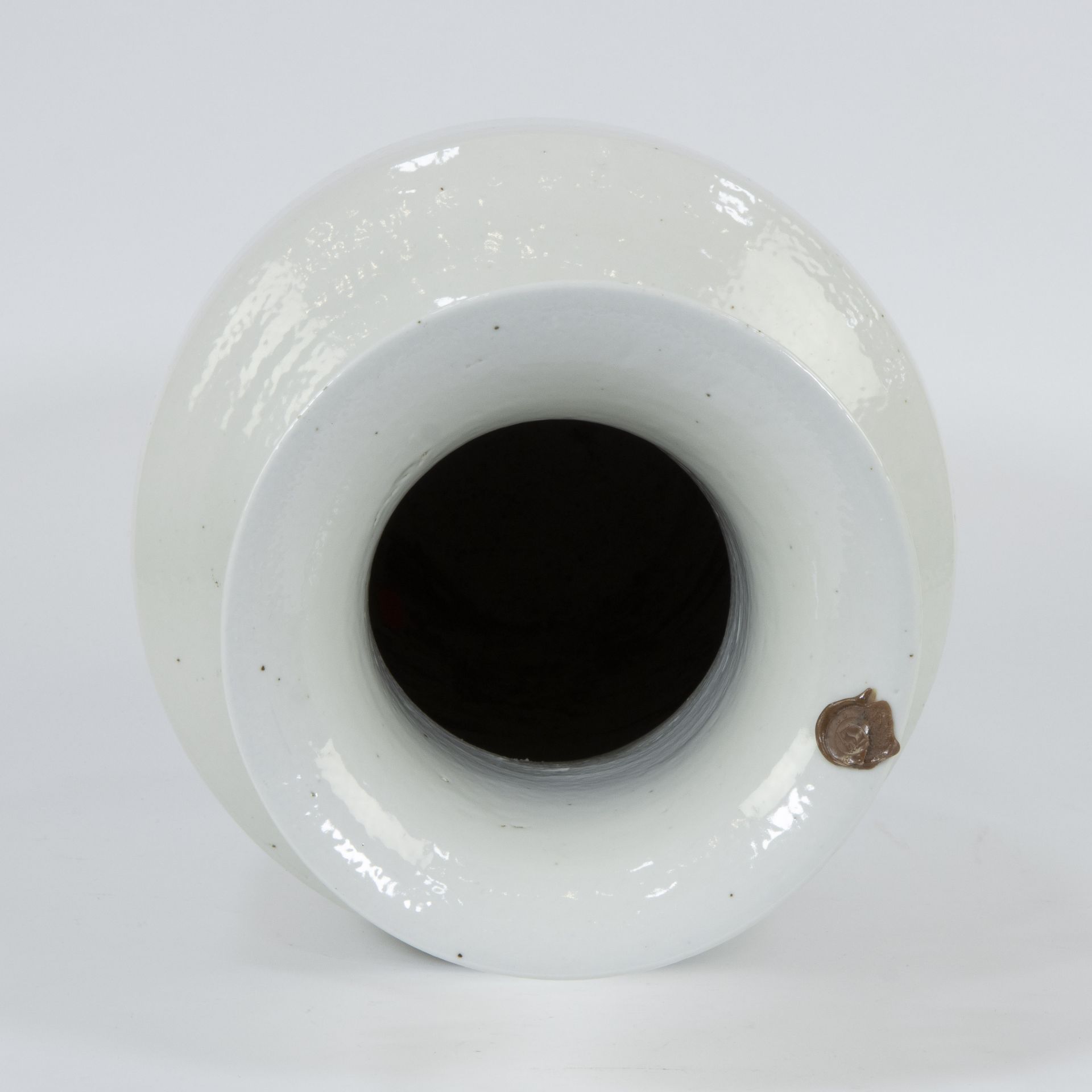 Chinese vase in white porcelain on wooden base - Image 6 of 9