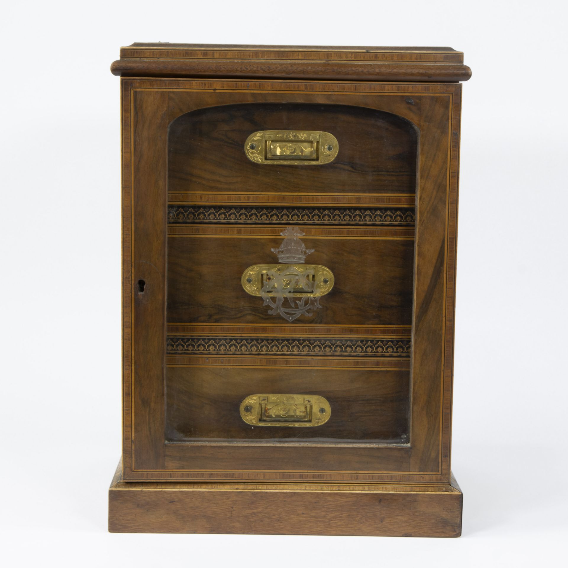 Small table showcase with marquetry, 3 drawers and engraved coat of arms on glass