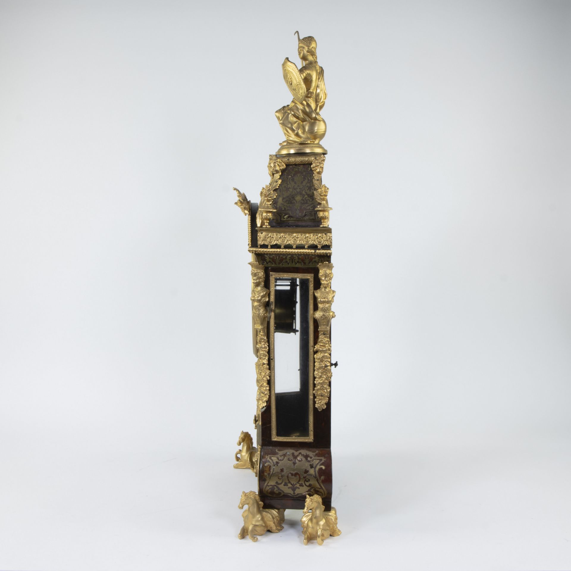 Superb French 19th-century Louis XV boulle clock, pediment surmounted by a classical female figure, - Bild 3 aus 8