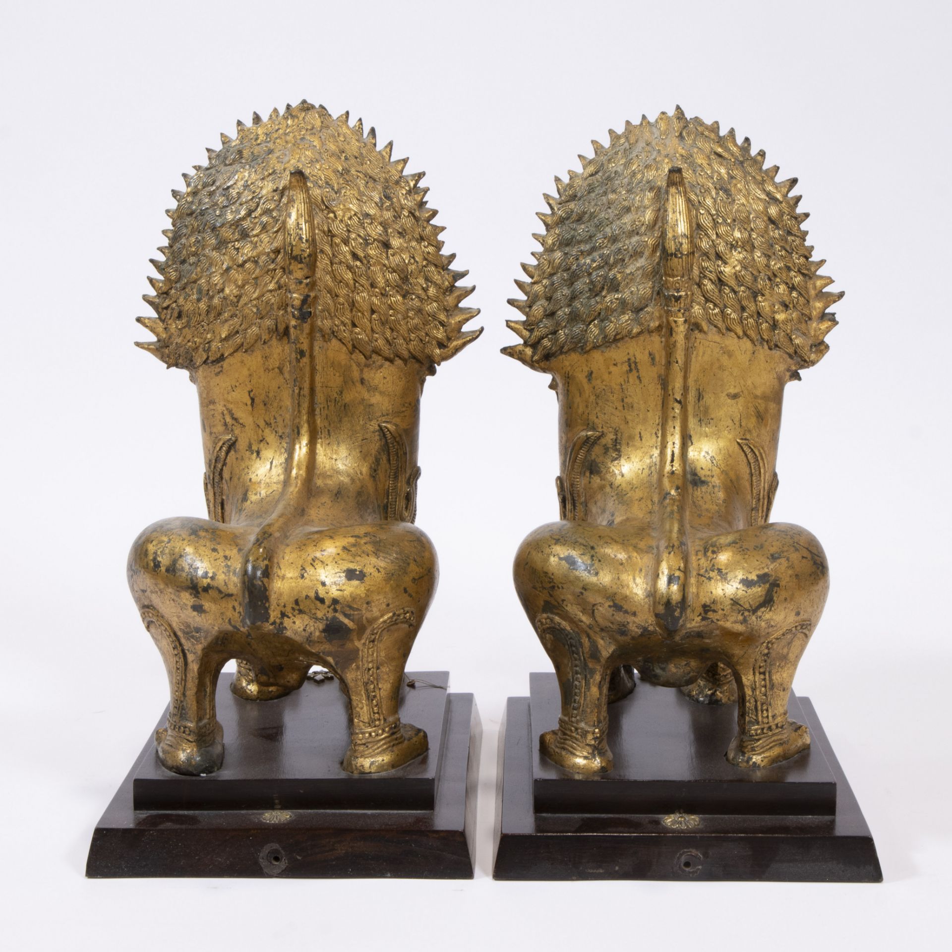 A pair of Thai temple guards in gilt bronze - Bild 3 aus 4