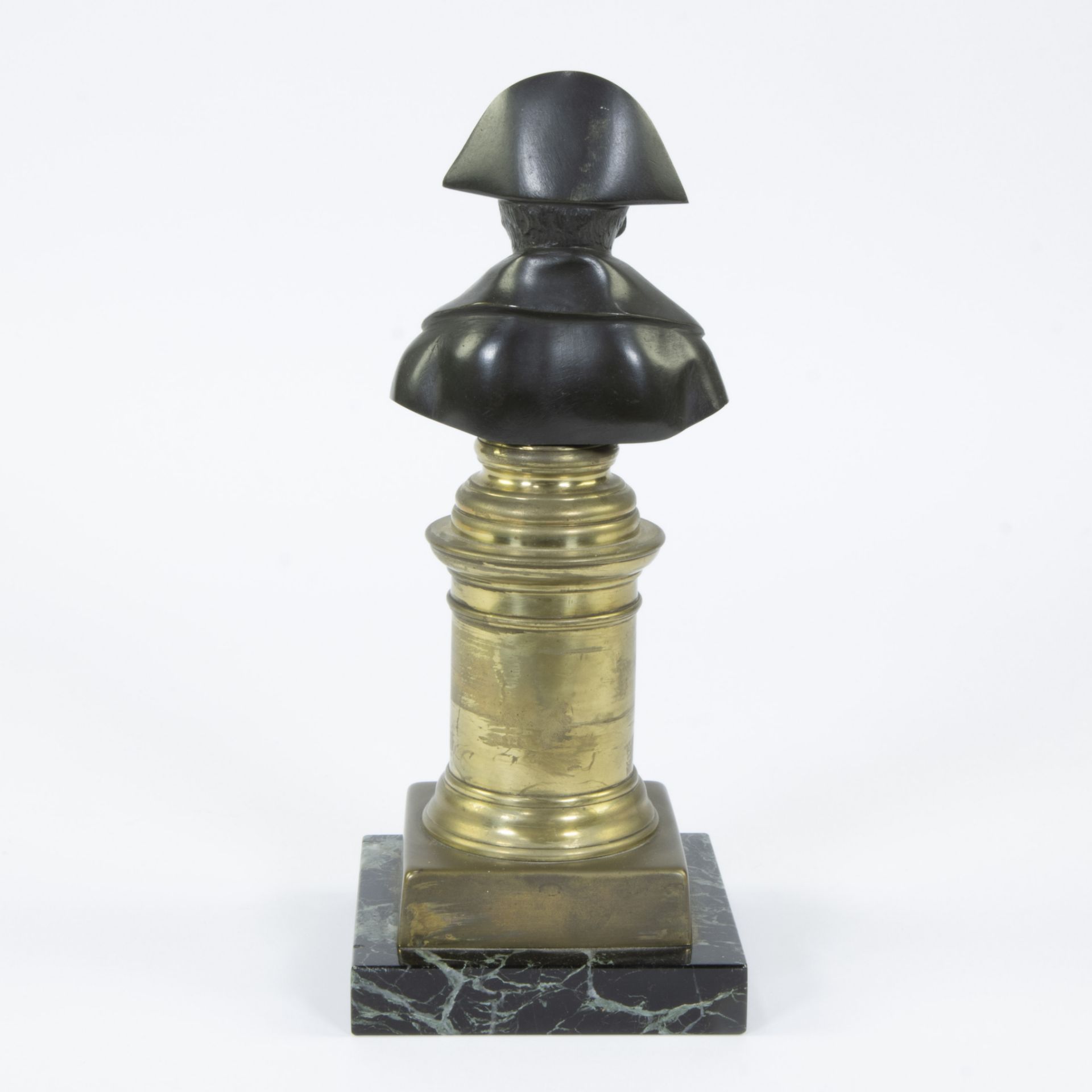 Brown patinated bust of Napoleon on gilded bronze column column opmarble base, 19th century - Image 3 of 4