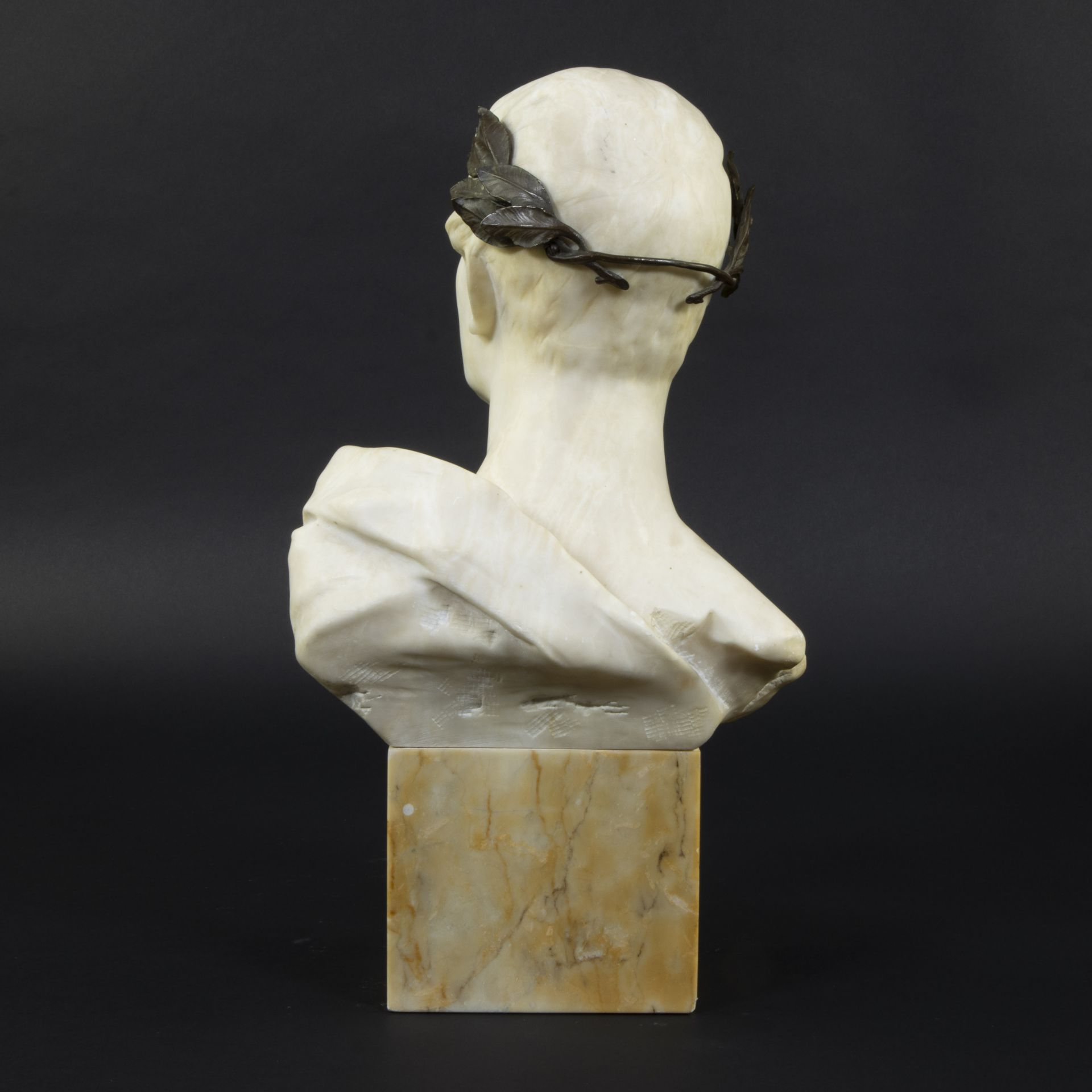 Julius Paul SCHMIDT-FELLING (1835-1920) (attributed), bust of a young victor in alabaster with bronz - Bild 3 aus 4
